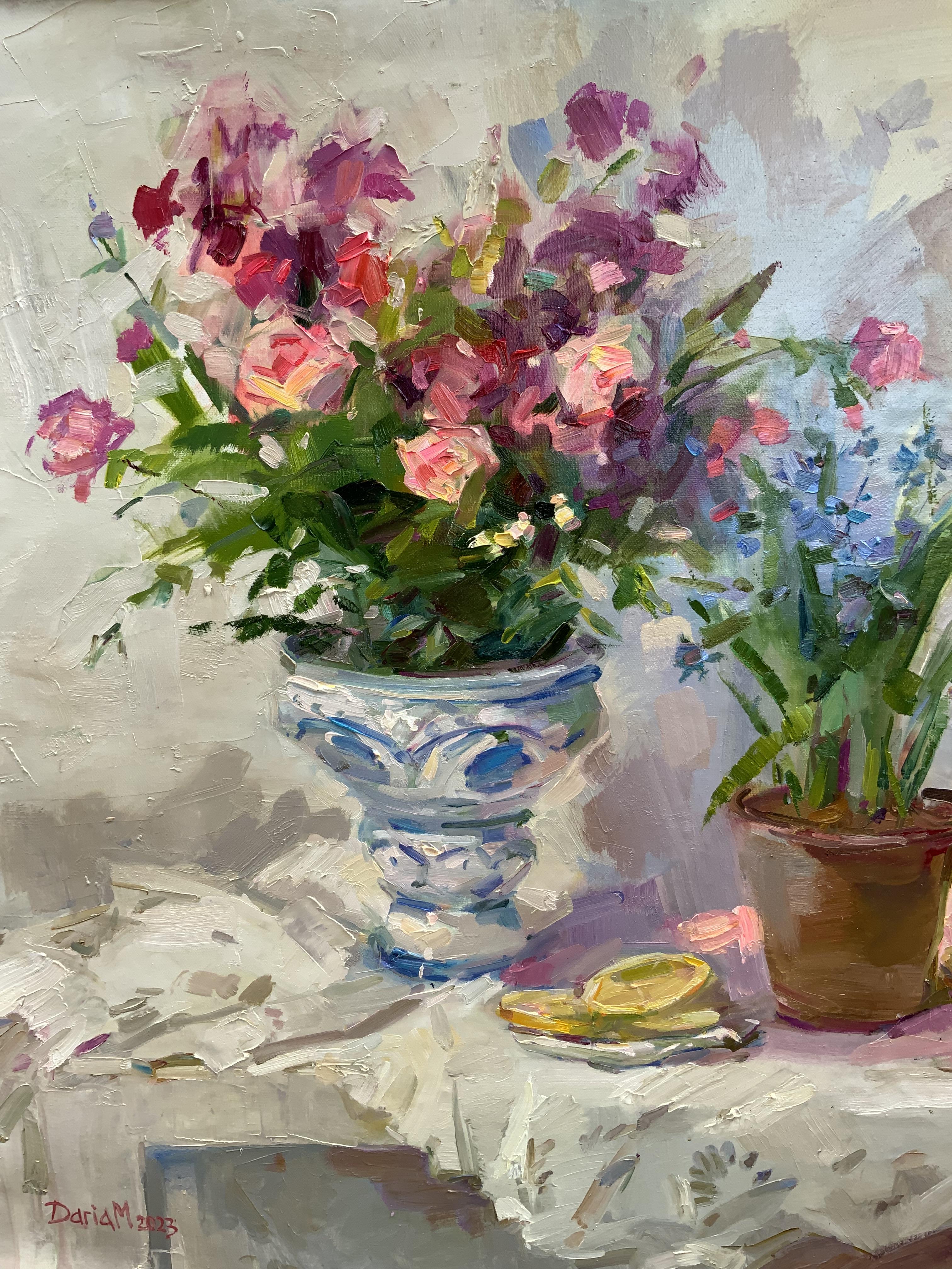 Blumen auf dem weißen Tisch (Weiß), Still-Life Painting, von Daria Molostnova