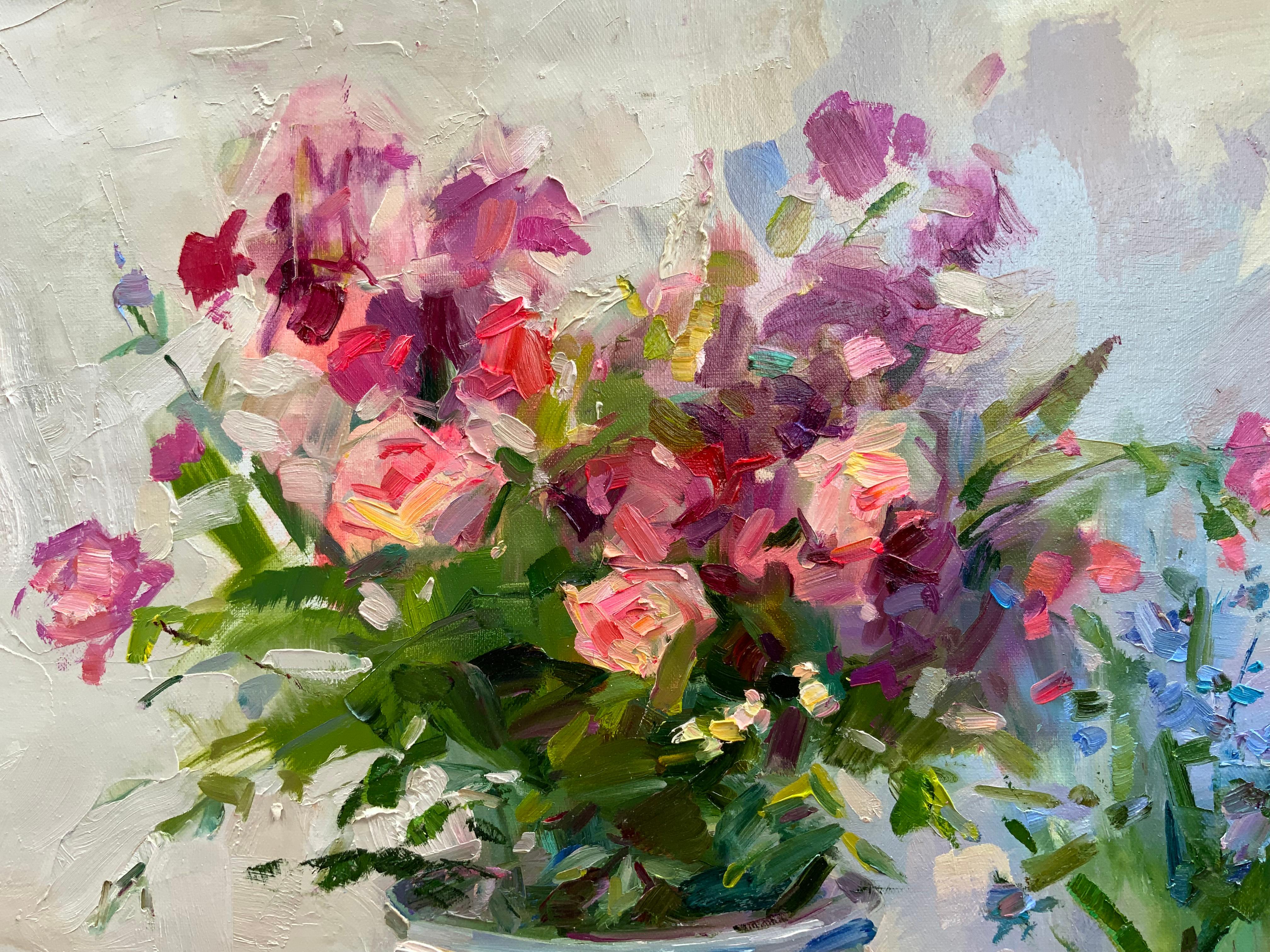 Stillleben mit Rosen, großes Stillleben, Frühlingsblumen, Rosen in Vase, amerikanische Künstlerin, amerikanische Kunst

Ein großes Interieur-Stillleben, gemalt in einer hellen Palette. Auf einem weißen Tisch mit Spitzentischdecke steht eine antike,