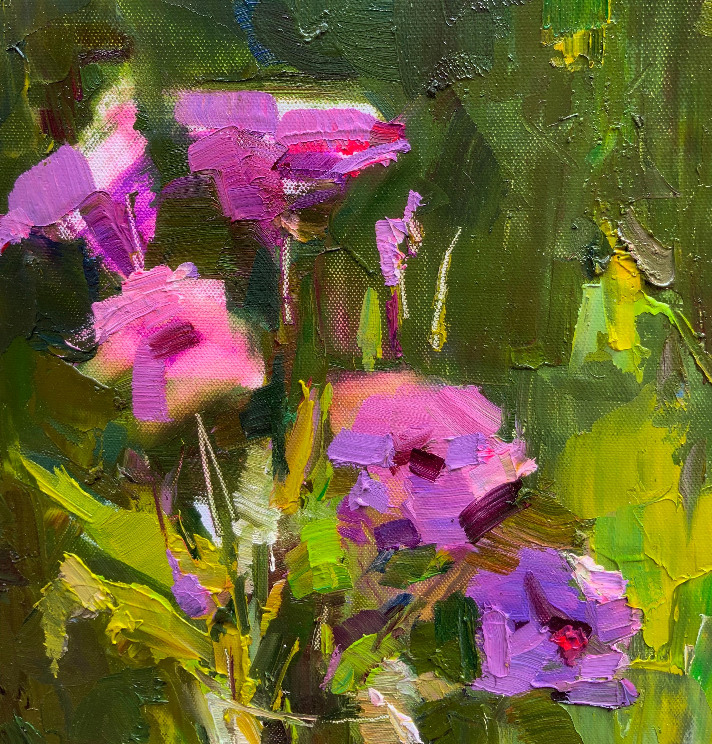 Pétunia sauvage au soleil - Noir Still-Life Painting par Daria Molostnova