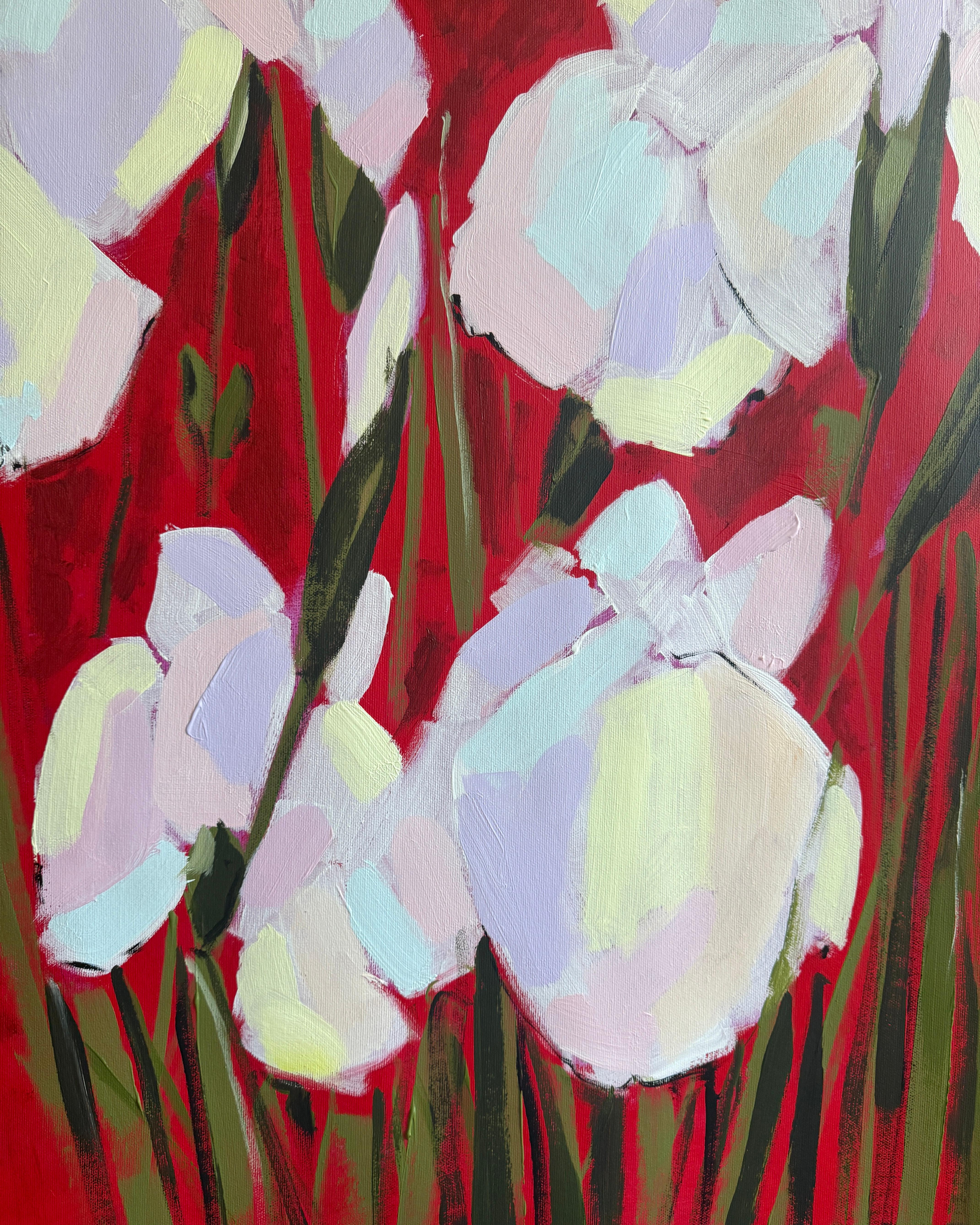 Dans cette peinture, Daria explore l'interaction entre la délicatesse et la passion à travers l'image d'iris pâles se détachant sur un fond rouge intense. Peintes à grands traits avec de subtils reflets roses et jaunes, les fleurs semblent émerger