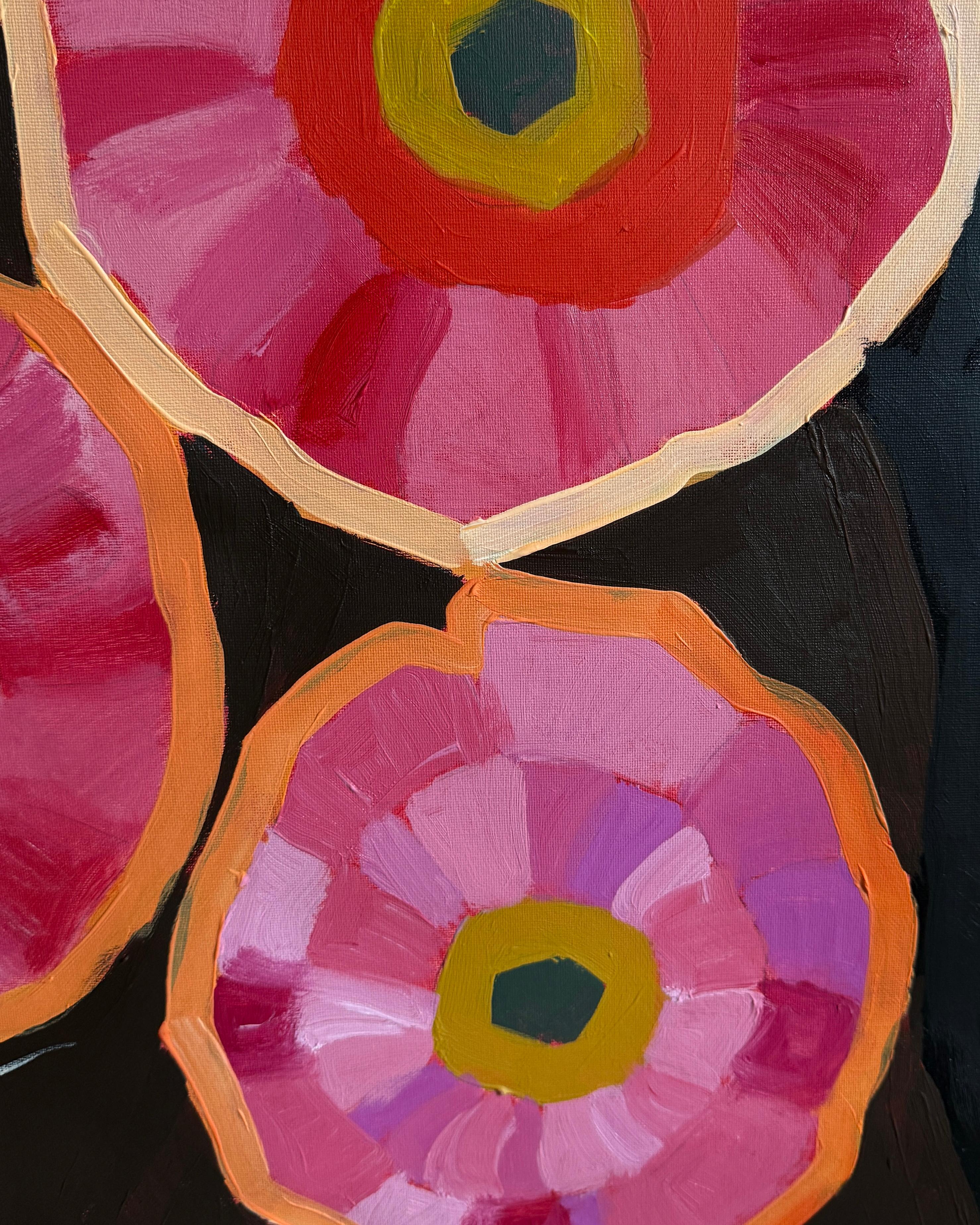 Der Blick des Hundes trifft auf einen Strauß rosa Blumen - nicht um ihn zu besitzen, sondern um ihn zu sehen. Hier gibt es keine Spannungen, nur eine ruhige Koexistenz. Daria fängt das empfindliche Gleichgewicht von Sanftheit und Präsenz ein und