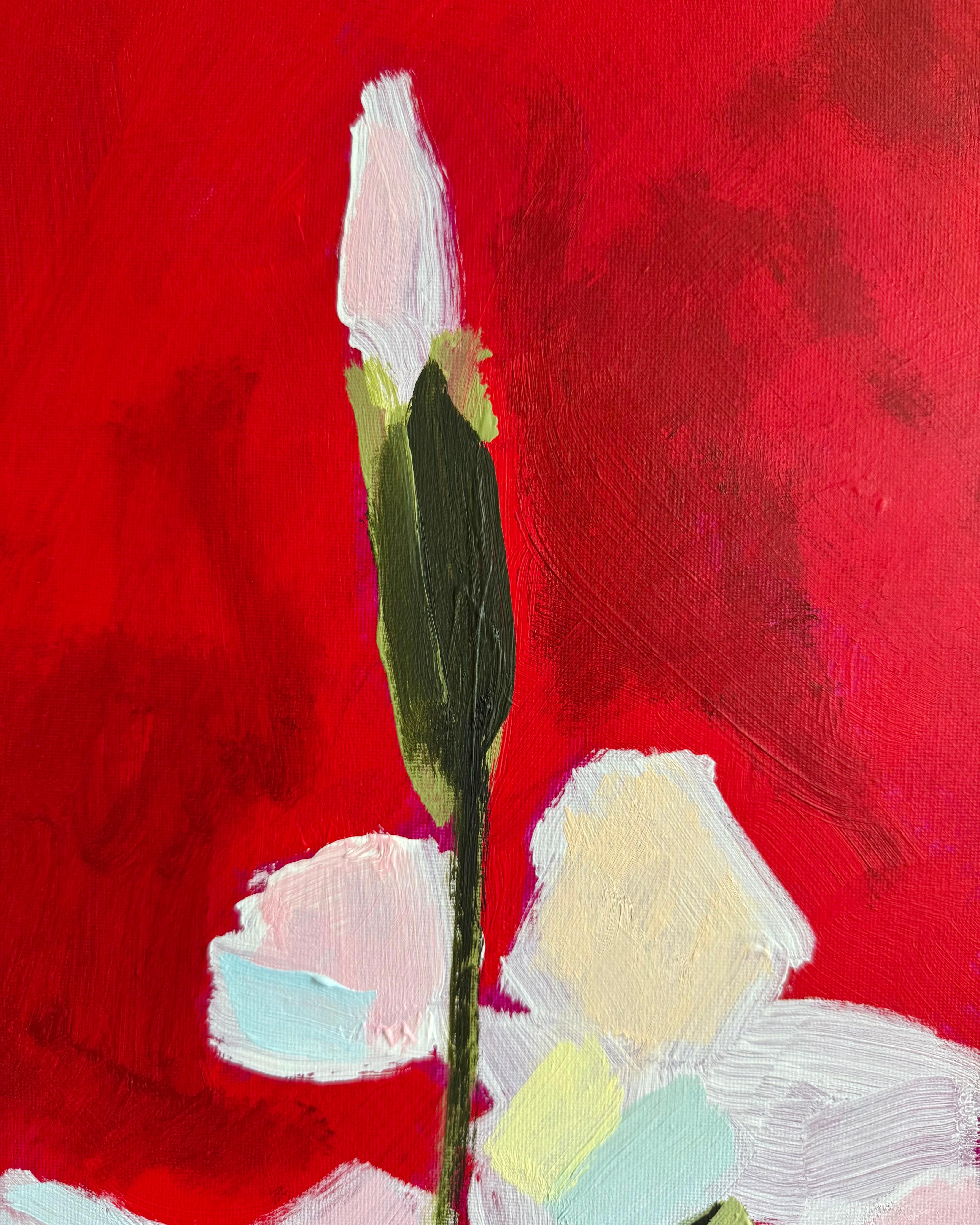 Dans cette peinture, Daria explore l'interaction entre la délicatesse et la passion à travers l'image d'iris pâles se détachant sur un fond rouge intense. Peintes à grands traits avec de subtils reflets roses et jaunes, les fleurs semblent émerger