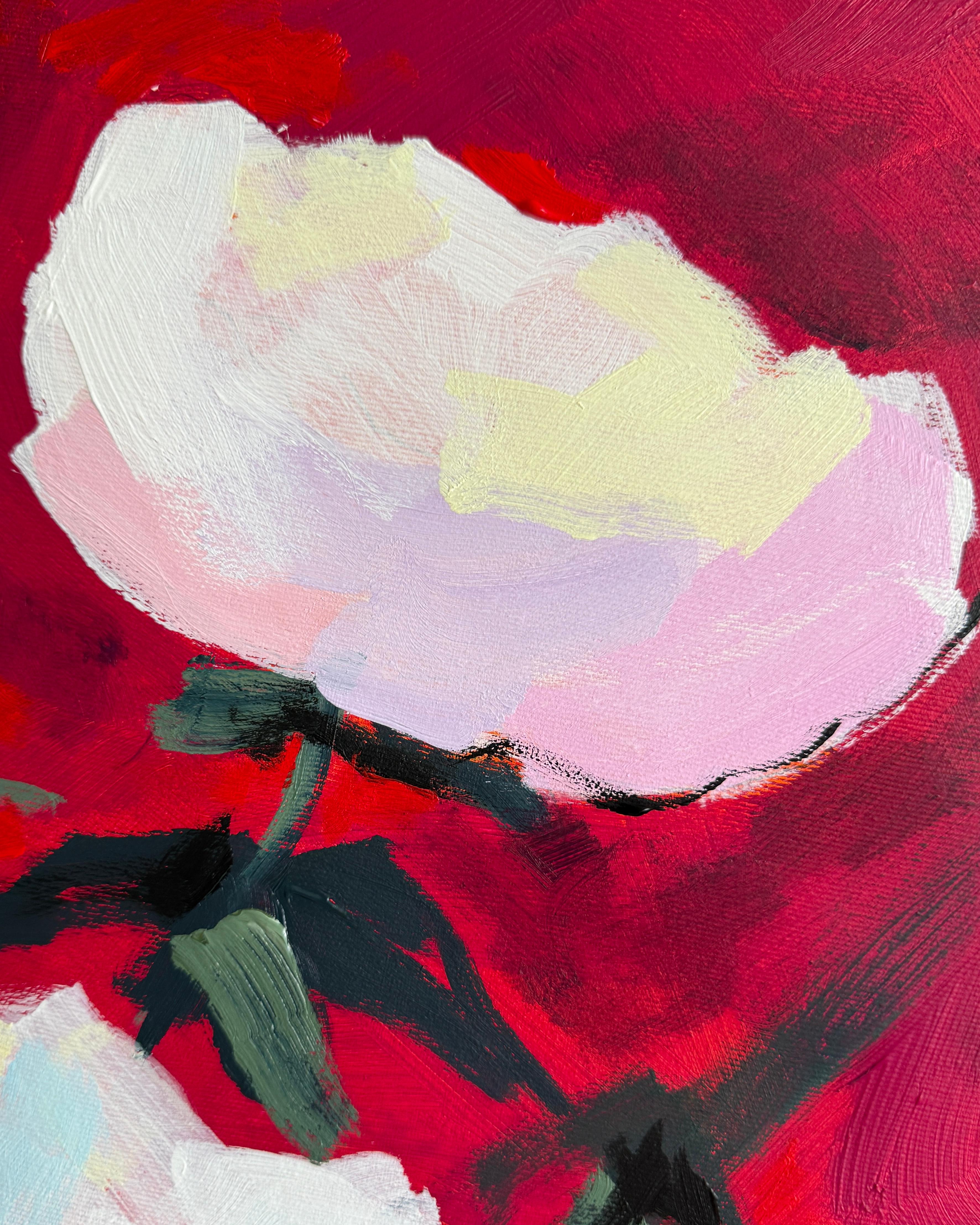 Blasse Blüten auf einem Feld in tiefem Karminrot verwandeln ein vertrautes florales Motiv in ein Spiel aus Kontrast und Präsenz. Die in zarten Weiß-, Flieder- und Blautönen gehaltenen Blumen scheinen von innen heraus zu leuchten und in einer