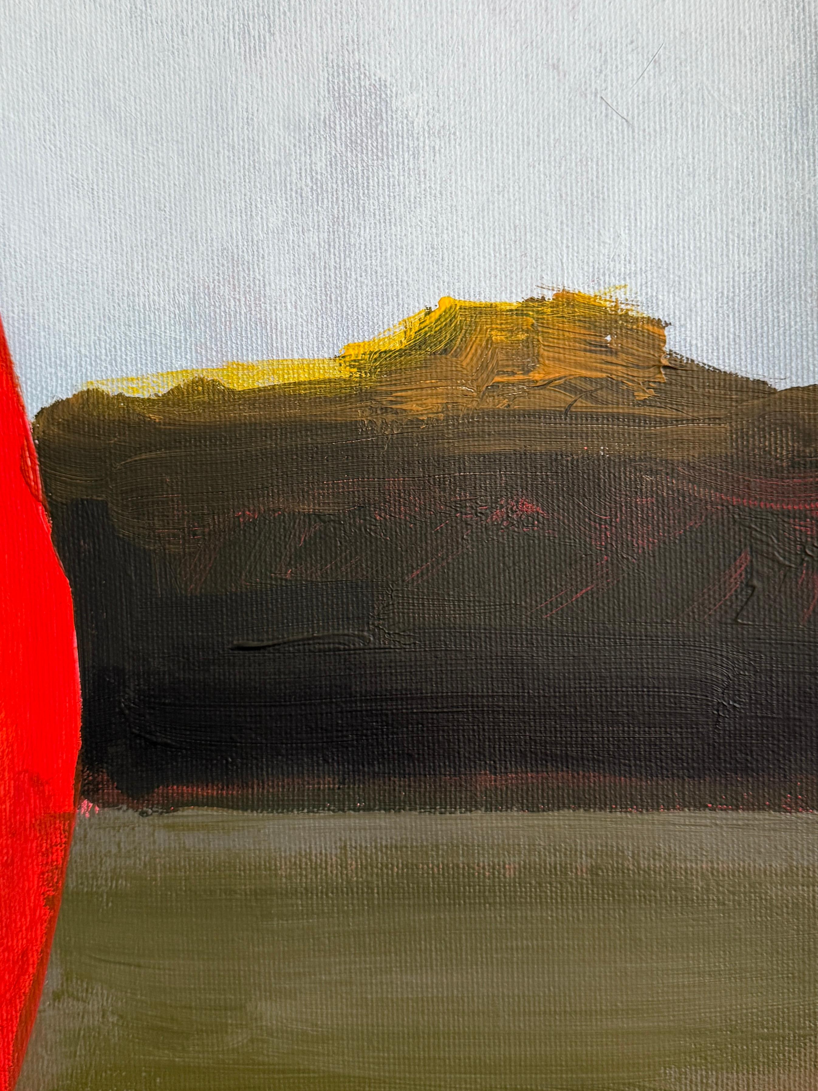 Auf dieser stillen, surrealen Weide bilden zwei rote Kühe und ein schlanker schwarzer Hund einen unerwarteten Kreis des Vertrauens. Ihre Perlenketten spiegeln sich gegenseitig wider und schaffen einen subtilen Faden der Verwandtschaft zwischen