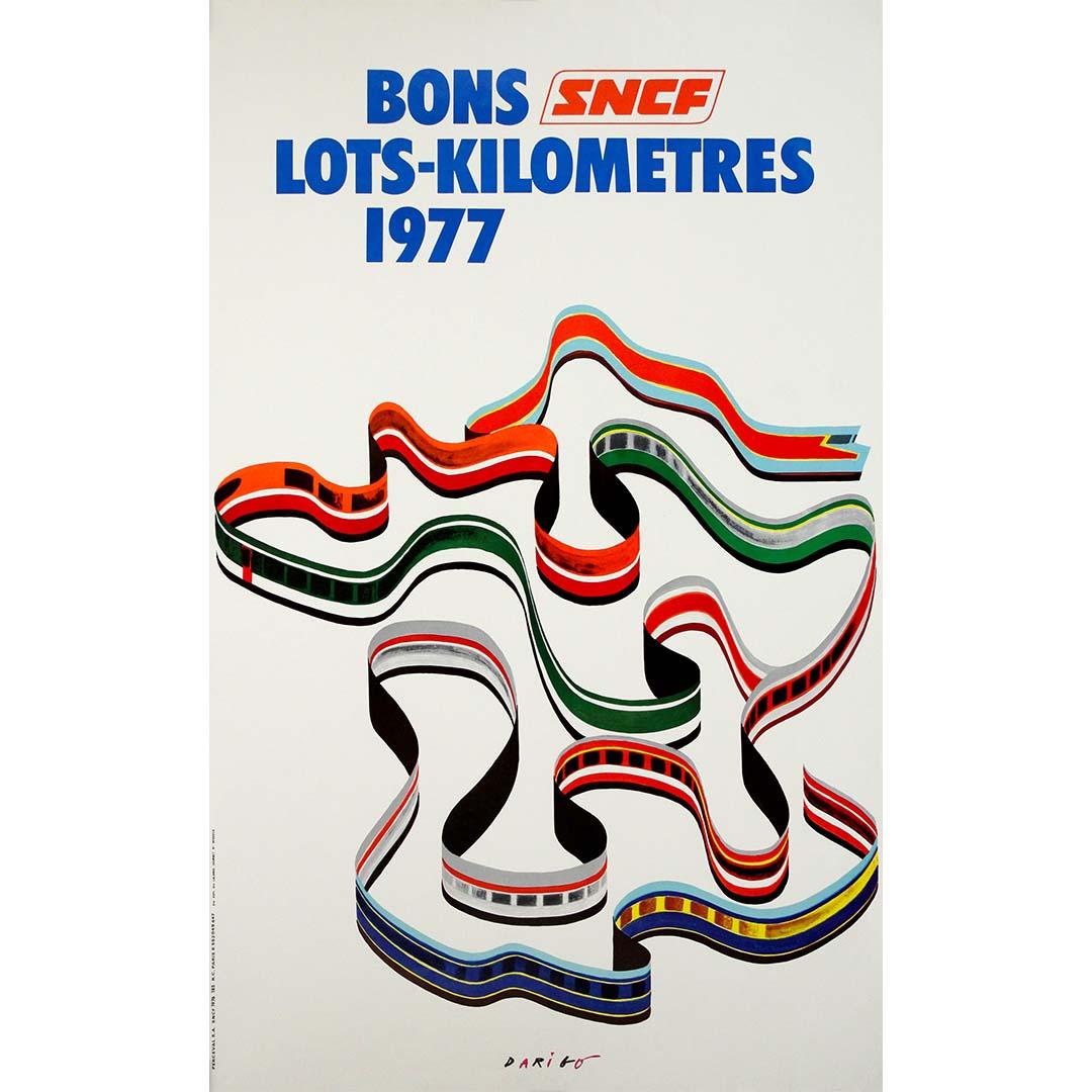 L'affiche Bons SNCF Lots Kilomètres de 1977 de Darigo incarne le plaisir et l'ingéniosité qui ont défini l'approche de la SNCF en matière d'engagement des clients à la fin des années 1970. Grâce à des images vibrantes et à un design ludique,