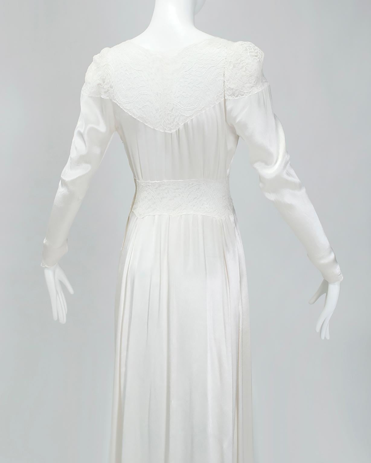 Fast nacktes weißes Satin-Deko-Hochzeitskleid aus Satin mit transparenten Spitzeneinsätzen aus Satin - XS, 1930er Jahre im Angebot 1