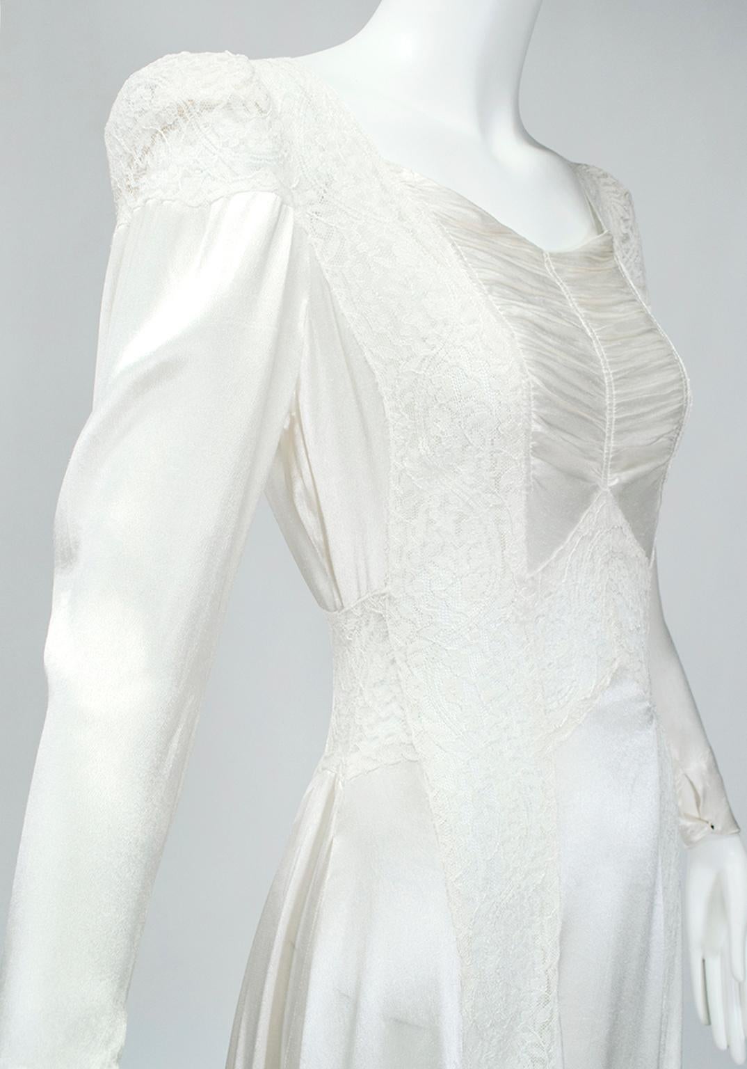 Fast nacktes weißes Satin-Deko-Hochzeitskleid aus Satin mit transparenten Spitzeneinsätzen aus Satin - XS, 1930er Jahre im Angebot 3