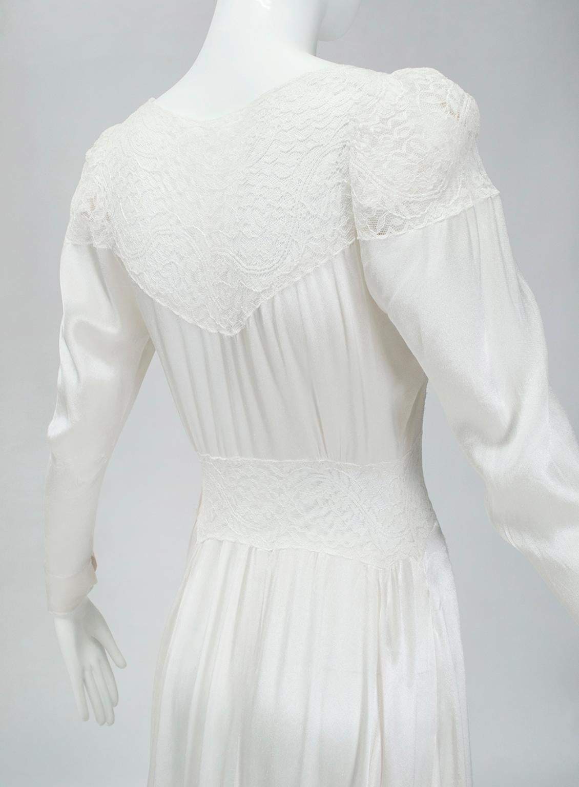 Fast nacktes weißes Satin-Deko-Hochzeitskleid aus Satin mit transparenten Spitzeneinsätzen aus Satin - XS, 1930er Jahre im Angebot 4