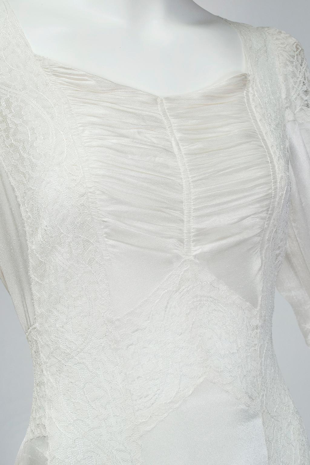 Fast nacktes weißes Satin-Deko-Hochzeitskleid aus Satin mit transparenten Spitzeneinsätzen aus Satin - XS, 1930er Jahre im Angebot 2
