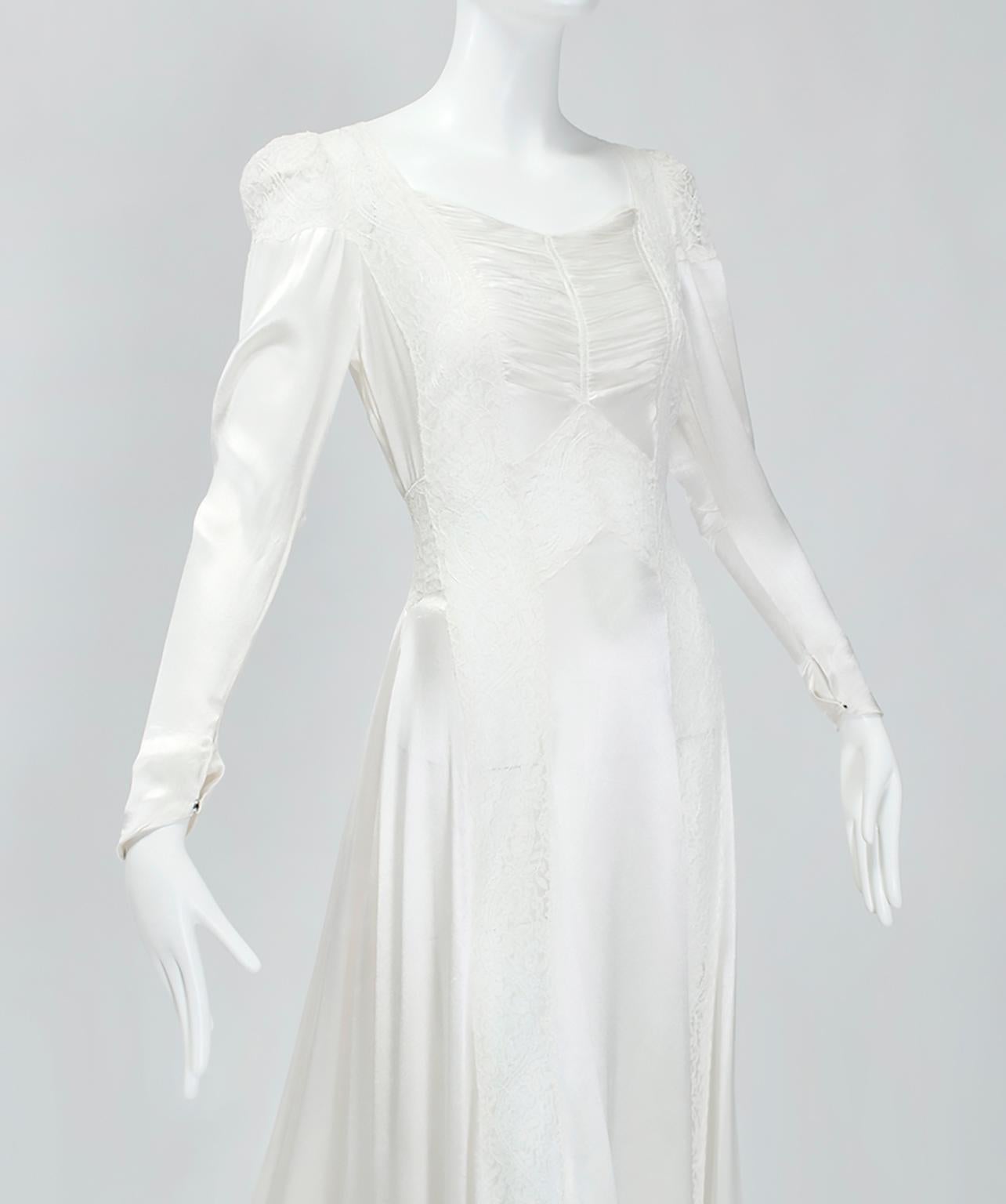 Fast nacktes weißes Satin-Deko-Hochzeitskleid aus Satin mit transparenten Spitzeneinsätzen aus Satin - XS, 1930er Jahre im Zustand „Gut“ im Angebot in Tucson, AZ
