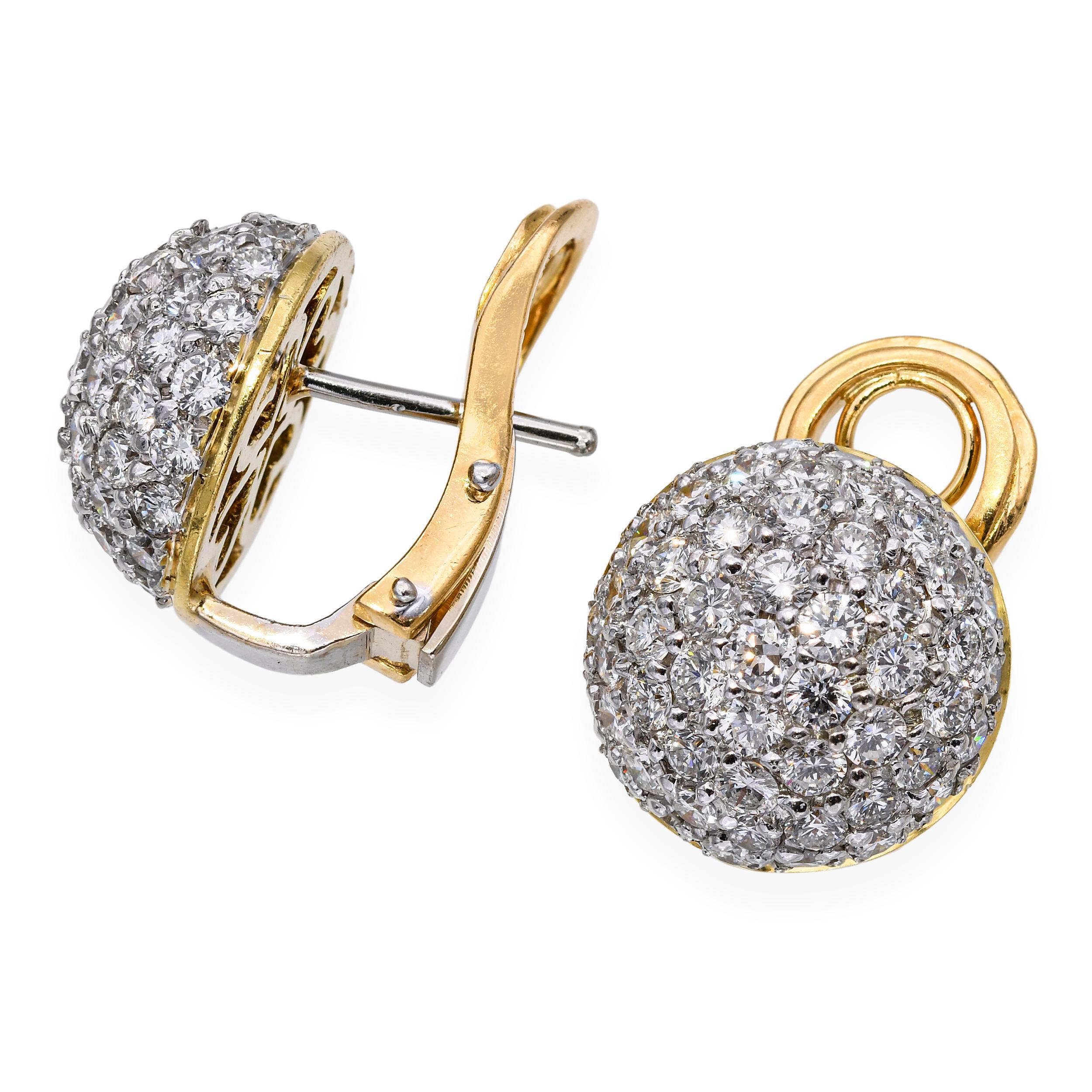 Questi orecchini vintage Dario sono realizzati in lussuoso oro giallo 18 carati e disegnati in un audace stile a cupola, con 3,3 carati totali di diamanti brillanti. I diamanti sono accuratamente incastonati a pavé sulla superficie arrotondata,