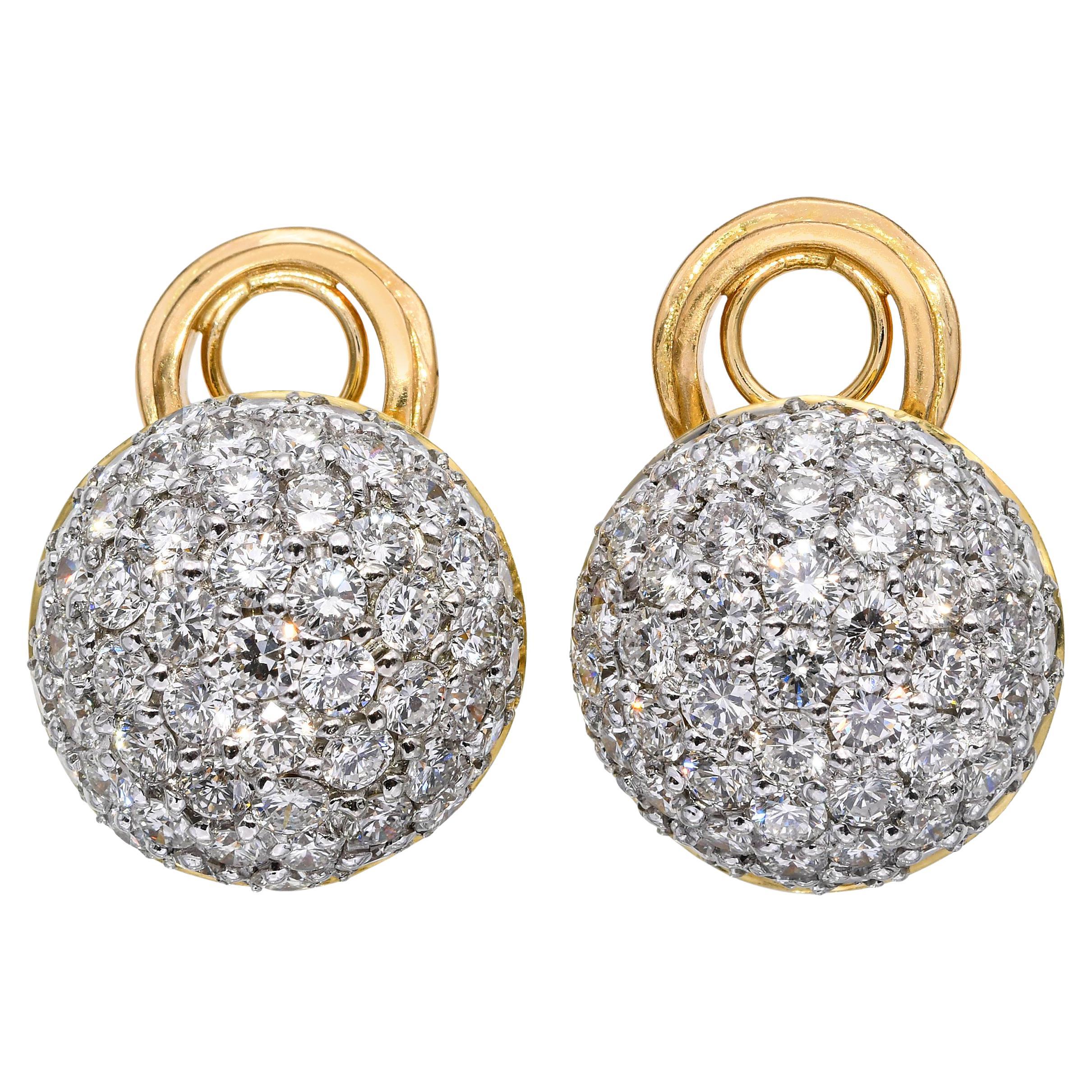 Orecchini a cupola con diamante Dario in oro giallo 18k da 3,3tcw in vendita