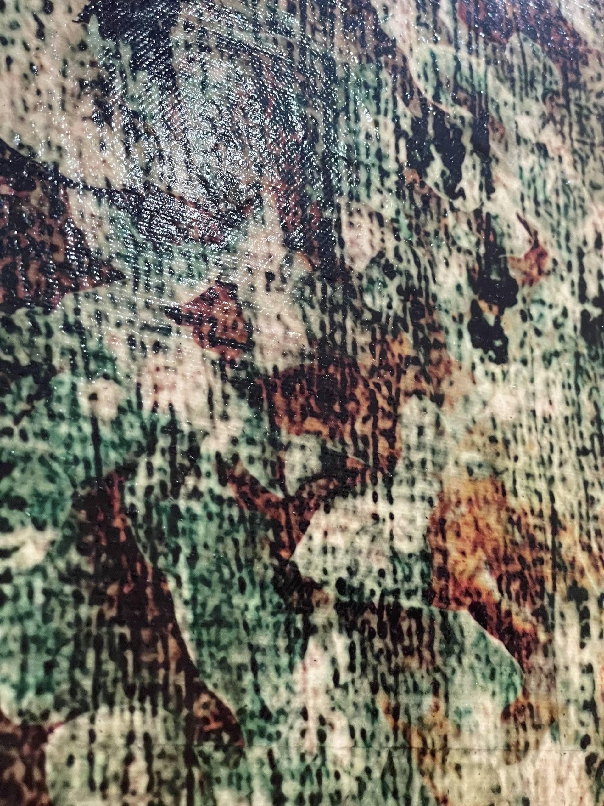 
Como escultura antigua, Darío Moschetta crea fuerza y movimiento en esta obra de arte. Además, la técnica experimental aporta una textura única a la figura. El pelo ondea a lo largo del cuello y aporta dinamismo al rostro.

SIN FRAMMAR

🟢 Técnica: