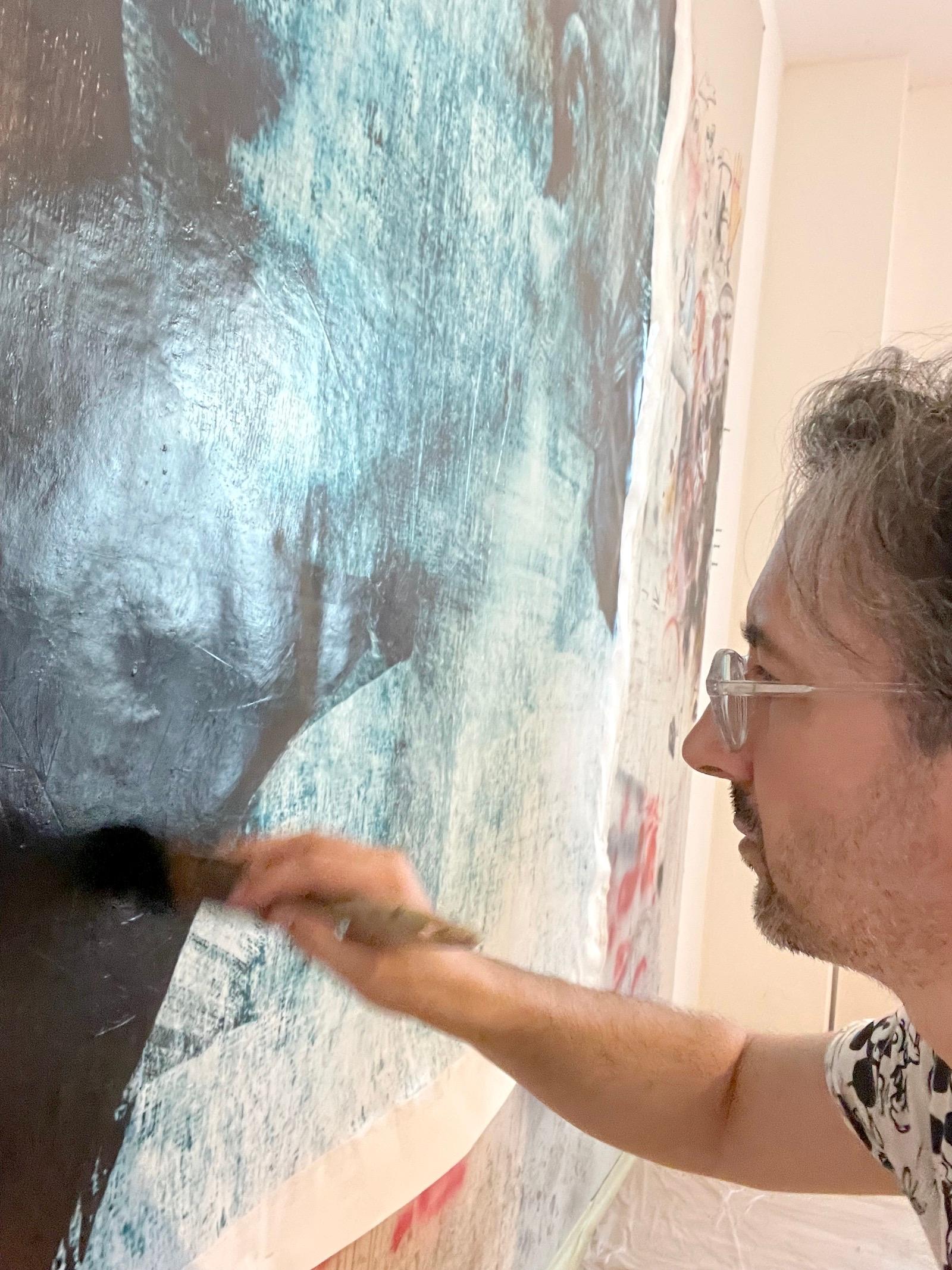 
Como escultura antigua, Darío Moschetta crea fuerza y movimiento en esta obra de arte. Además, la técnica experimental aporta una textura única a la figura. El pelo ondea a lo largo del cuello y aporta dinamismo al rostro.

SIN FRAMMAR

🟢 Técnica: