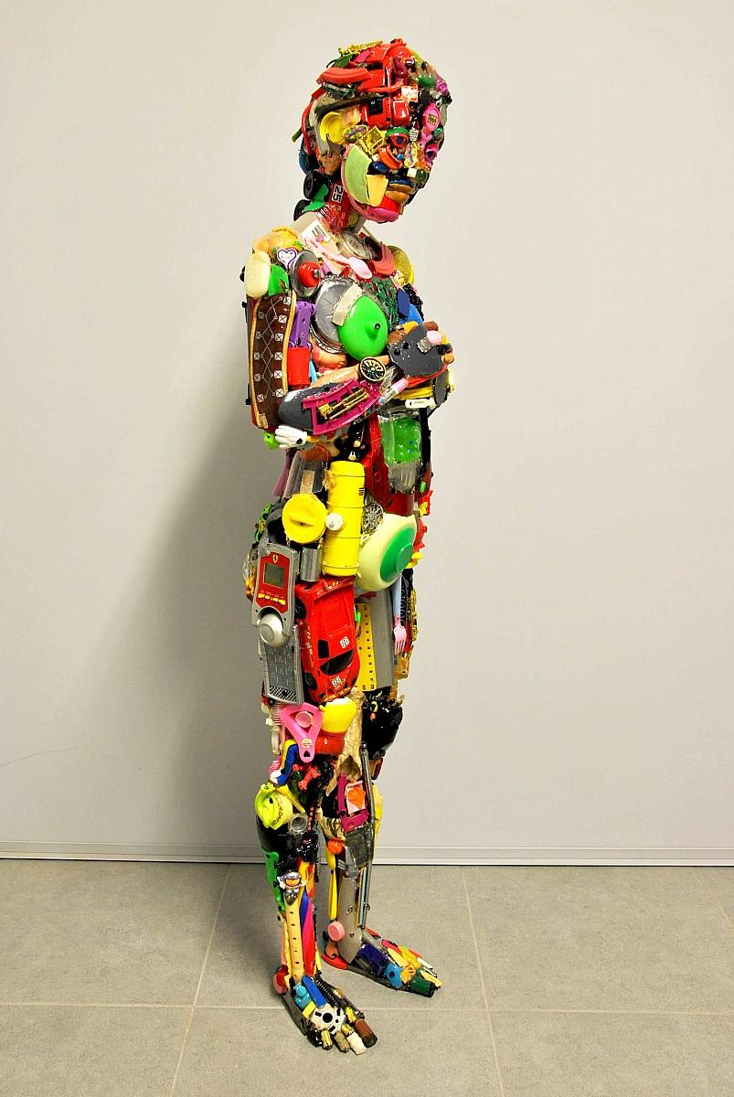 Dario Tironi  Figurative Sculpture - Bambina Impaurita