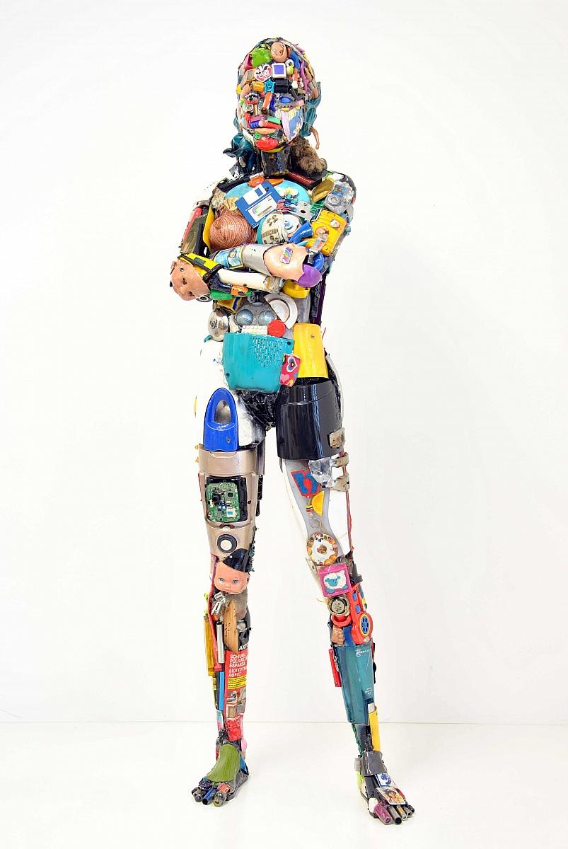 Dario Tironi  Figurative Sculpture - Donna in piedi, 2016