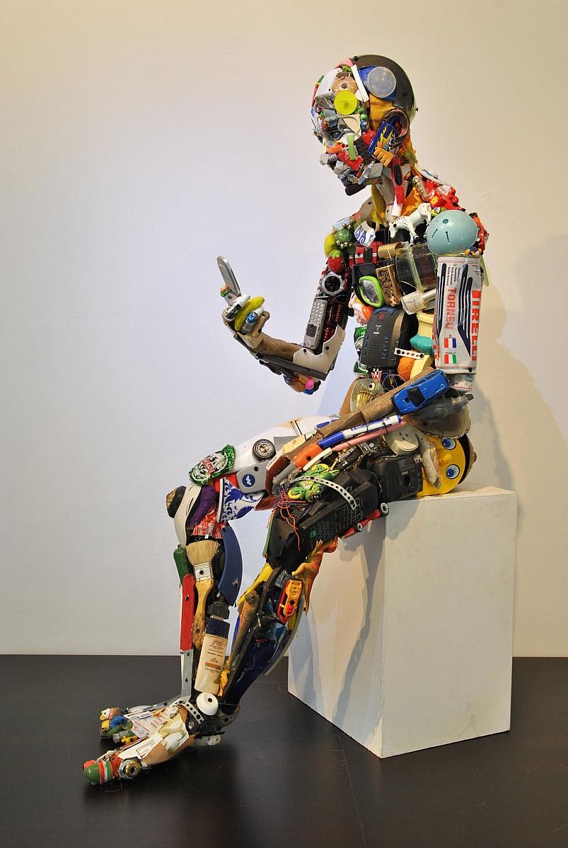 Dario Tironi  Figurative Sculpture - Uomo Seduto