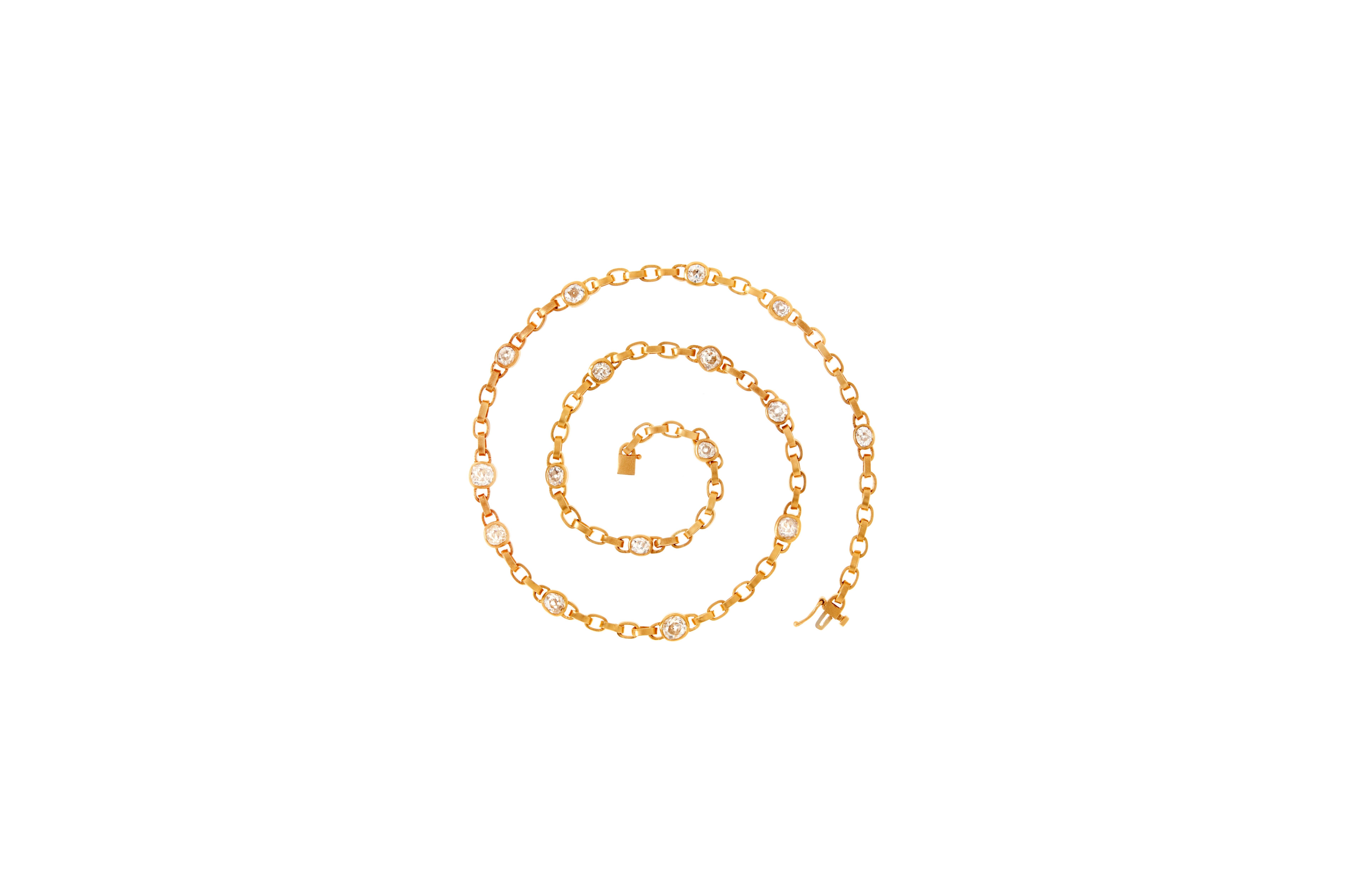 Die Darius Jewels Diamond Signature Chain wird vollständig von Hand gefertigt und verfügt über den Verschluss des Designers mit einem Doppelschloss. 

18K Gelbgold 
6.06cts Antike Diamanten im Minenschliff
17