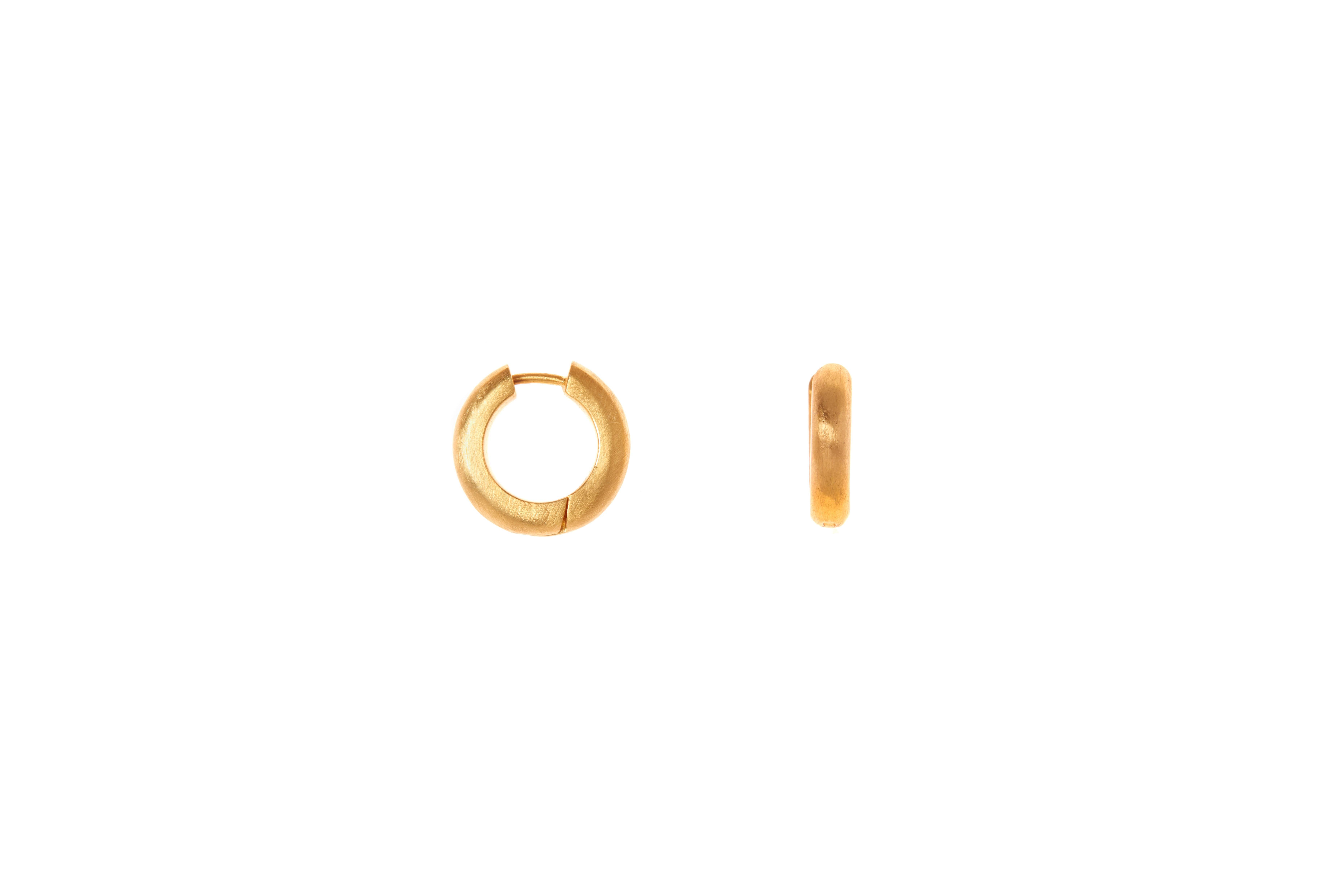 Darius Jewels Signature Hoops are crafted entirely by hand. 

18K Yellow Gold
8mm Inner Diameter
