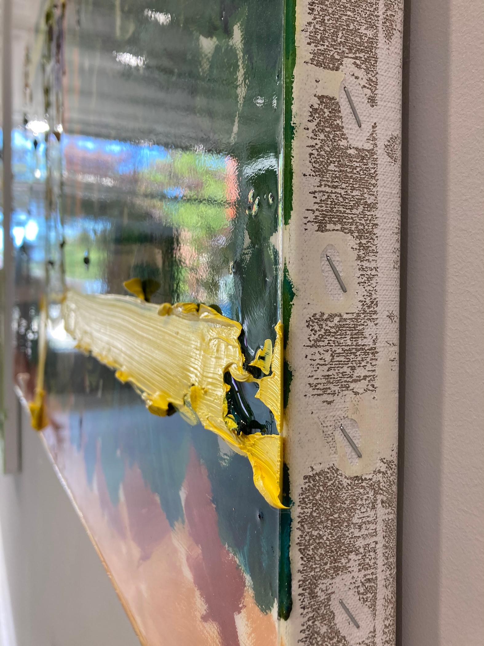 Tisch aus gelbem Glas mit Lilie von Calla Lily – Painting von Darius Yektai