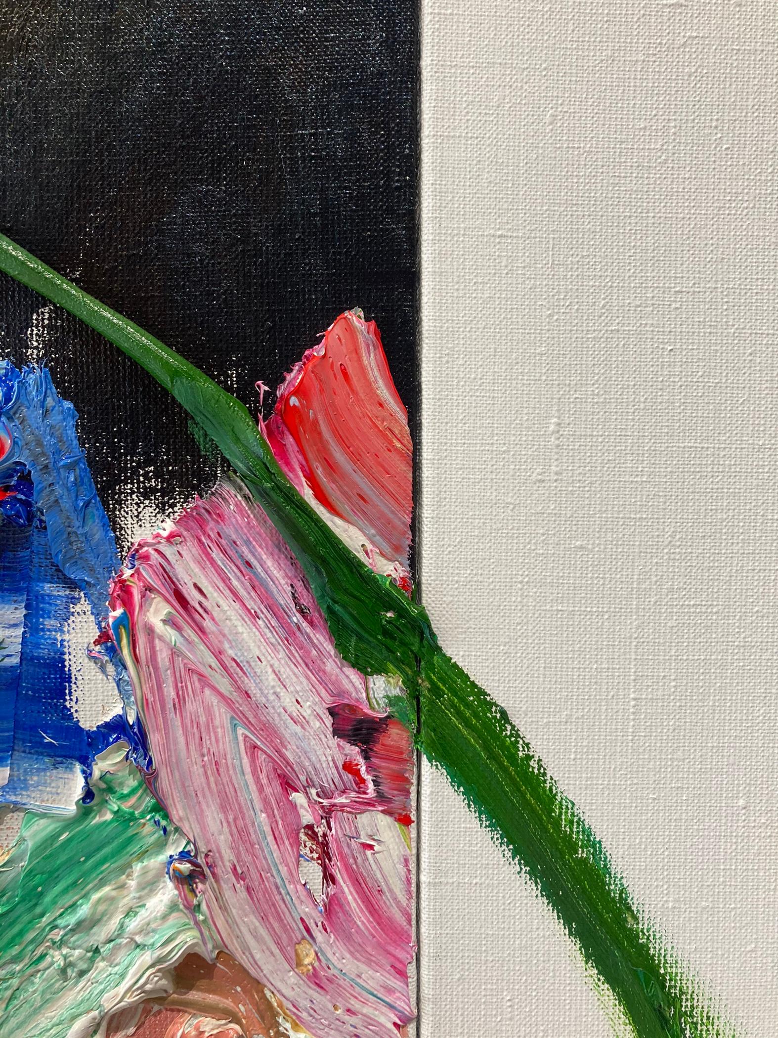 Peinture à l'huile abstraite de fleurs sur deux toiles. La toile de gauche est pleine de coups de pinceau denses et empâtés qui couvrent toute la toile et créent un sens indéniable du mouvement. En revanche, la toile de droite est très calme et