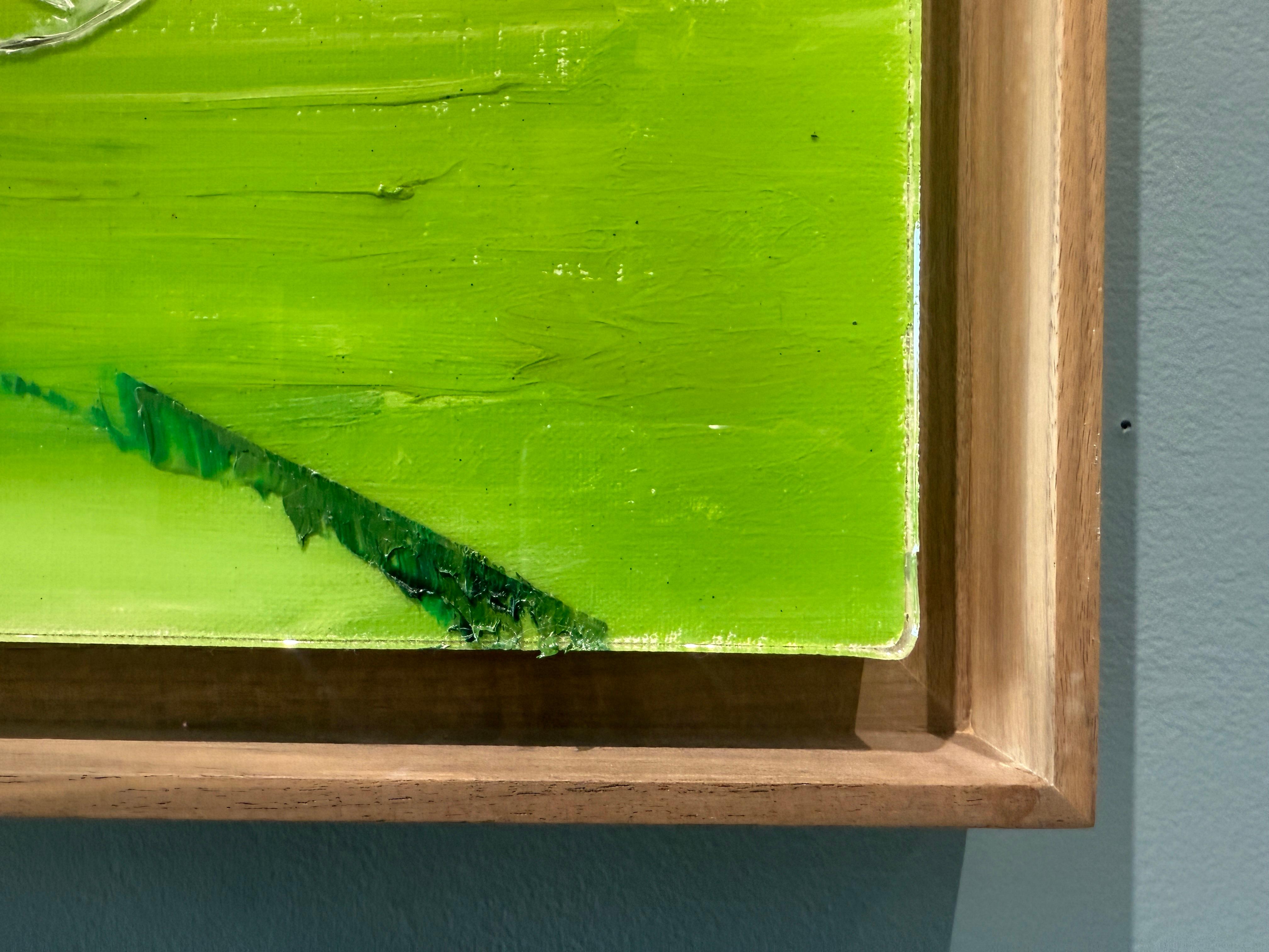 Un dipinto contemporaneo composto da pittura a olio e resina su lino. Darius Yektai dipinge una singola rosa in una bottiglia di vetro, in cima al bordo di un tavolo di vetro che non possiamo vedere. Tutto ciò che vediamo è il bordo verde comune ai