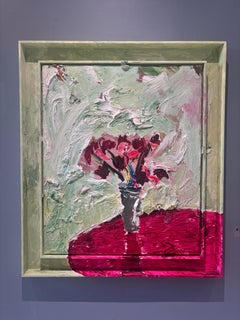 "Vaso grigio su tavolo rosso" natura morta di fiori rossi in vaso su sfondo verde