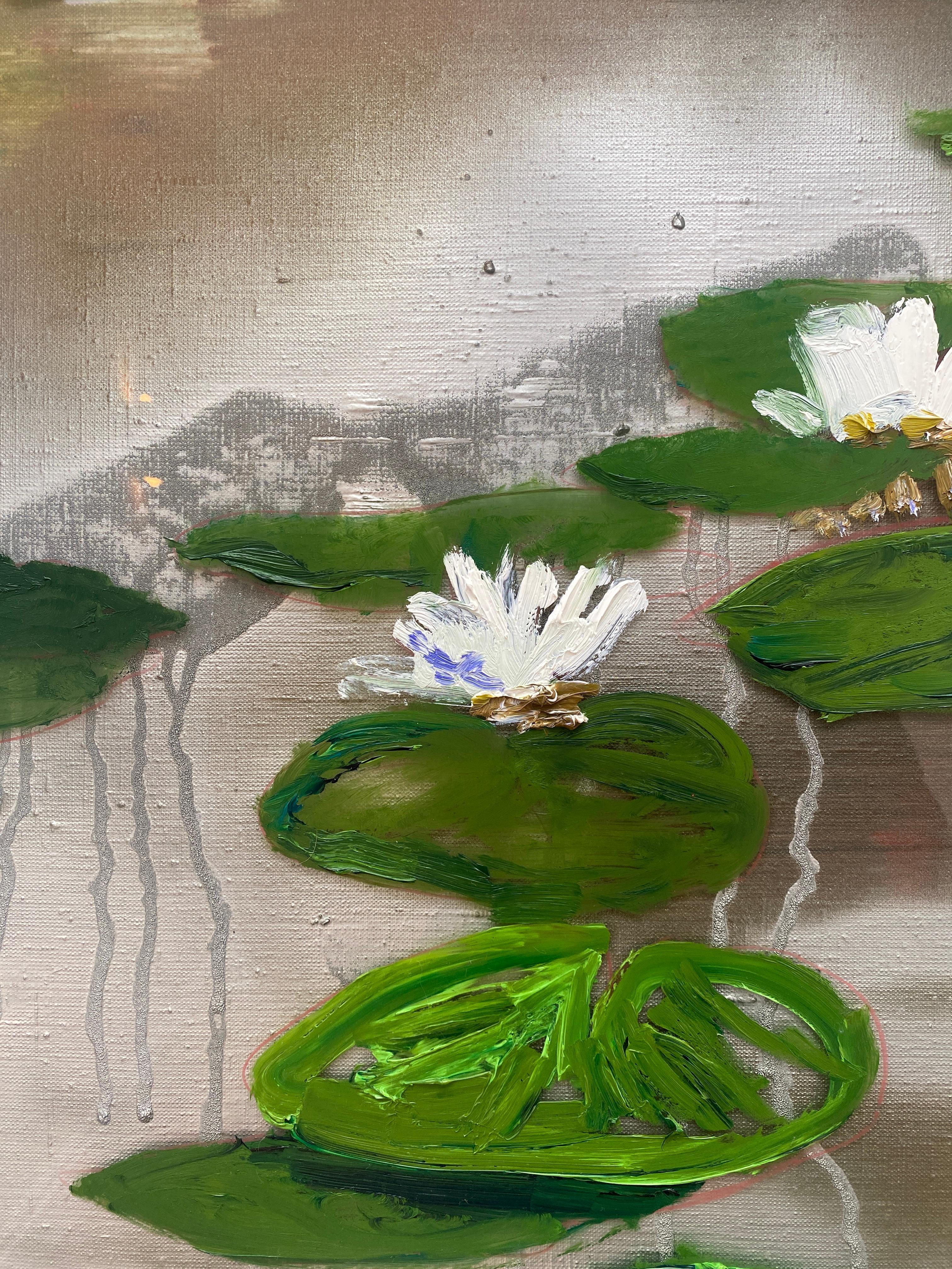 Peinture expressionniste abstraite d'un étang de nénuphars. Cette peinture s'inscrit dans la continuité de la série Silver Pond de Yektai, mais au lieu d'utiliser sa toile surdimensionnée habituelle, Yektai a créé un étang argenté dans un format