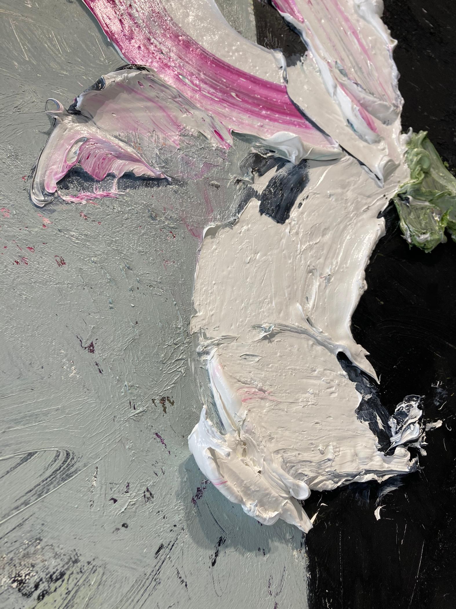 Un cuadro abstracto de un solo lirio. El lirio se sitúa en el lado derecho de la composición sobre un fondo negro texturado. El campo verde salvia y gris de la izquierda de la composición podría ser una ventana, con una luminosidad fría como la del