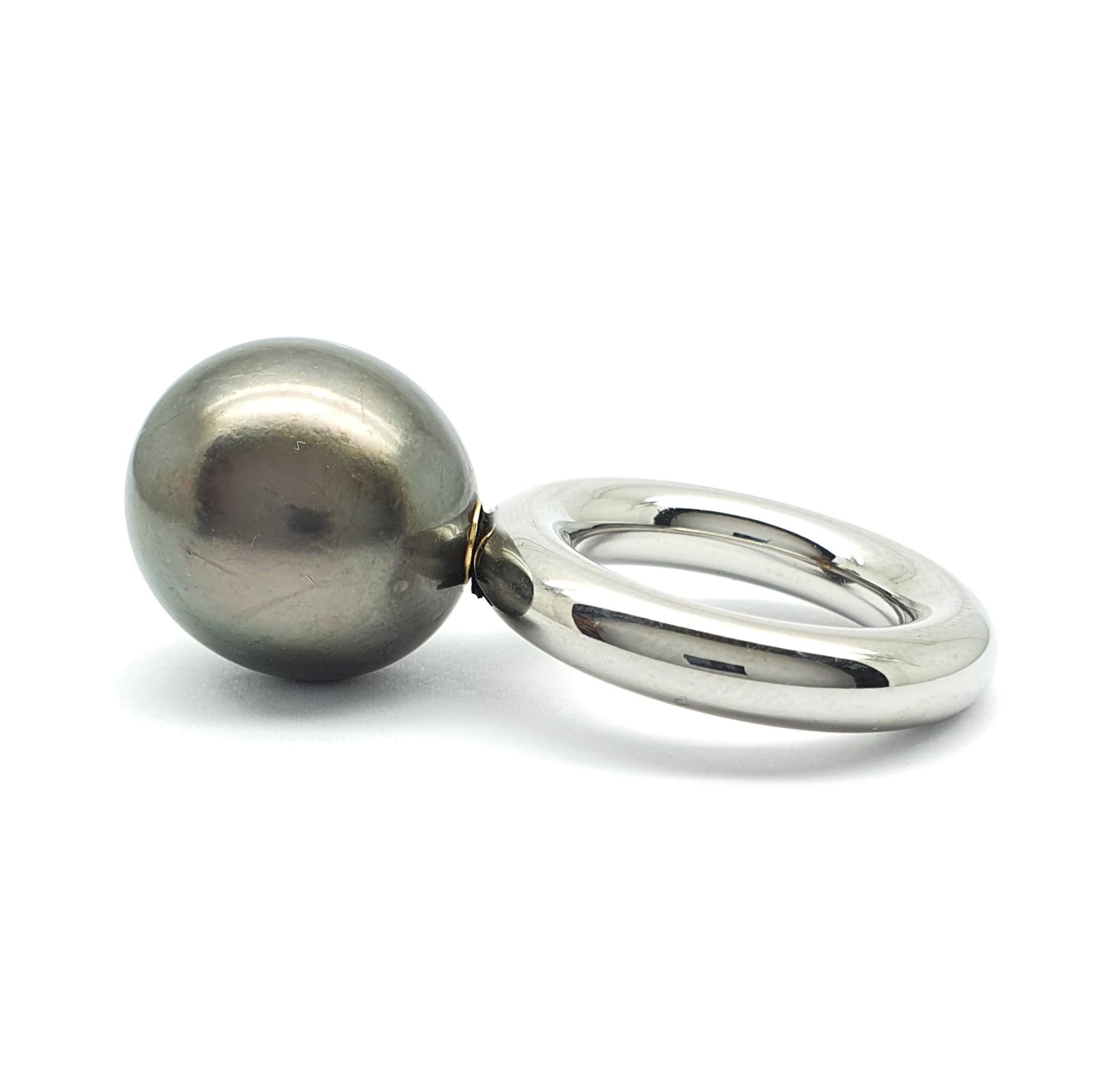 A high quality dark 18.3mm Tahiti pearl with 14 Carat Yellow Gold component attachment. This beautiful pearl can be bought as a single component to attach on a ring or can be fixated on a ring to last. Rings are made of yellow, rose and white gold