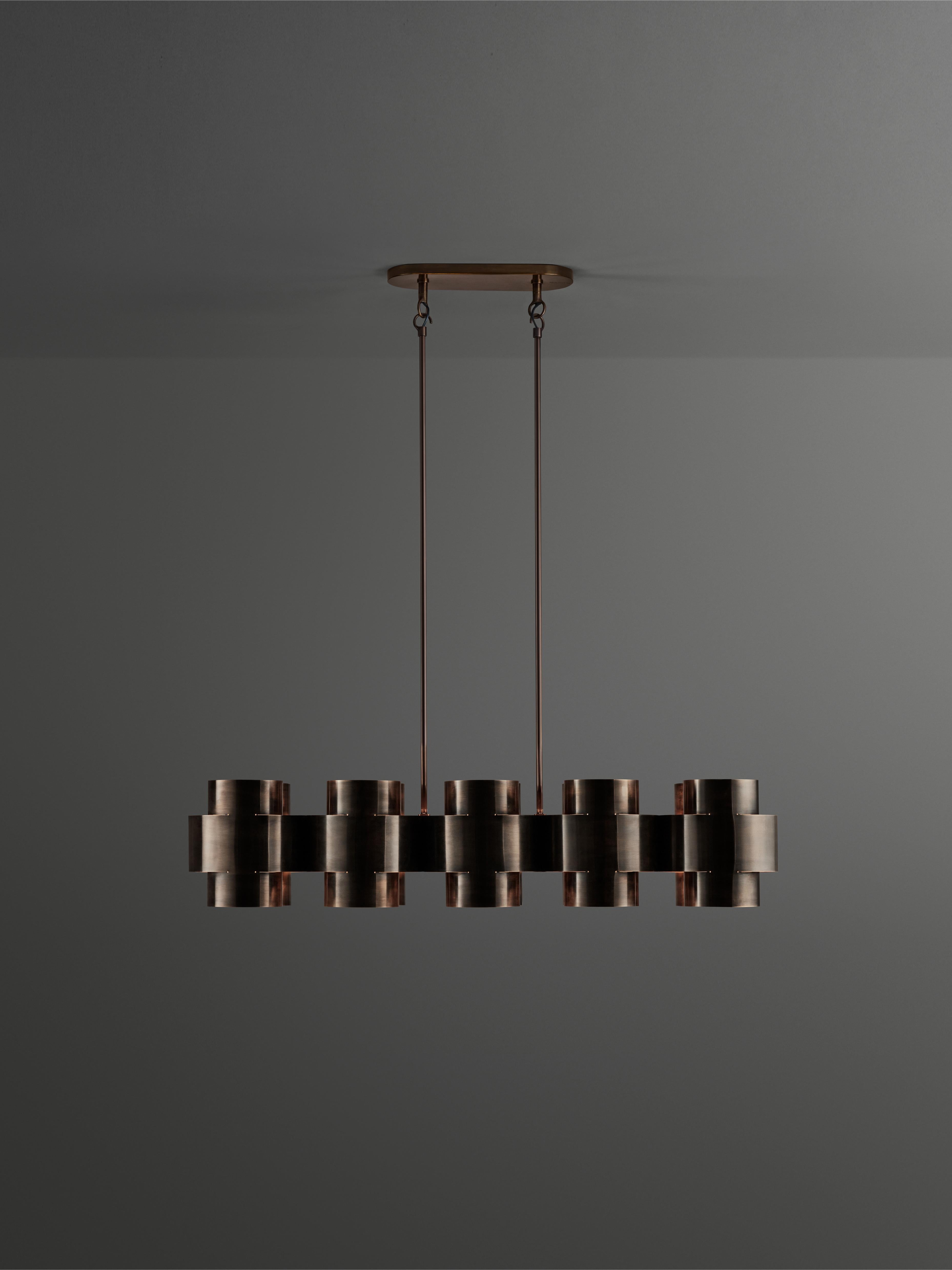 Lampadario Plus Ten in ottone invecchiato scuro di Paul Matter
Dimensioni: L 120 x P 33 x H 53 cm (lunghezza minima di caduta).
Materiali: Ottone invecchiato scuro
La lunghezza/altezza della goccia può essere personalizzata. Contattaci per qualsiasi