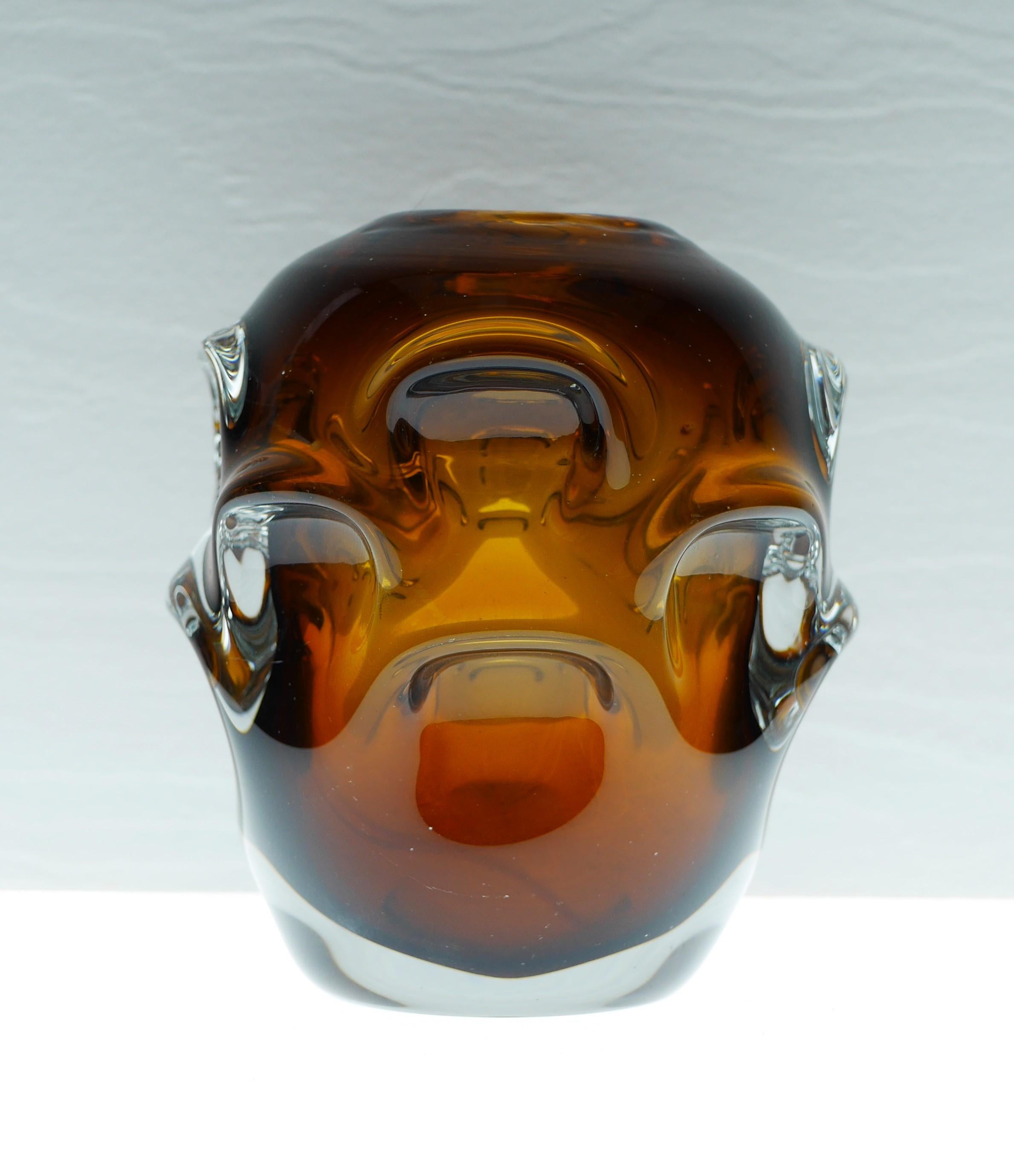 Vase en verre d'art ambre foncé par Börne Augustsson pour Åseda, Suède en vente 5