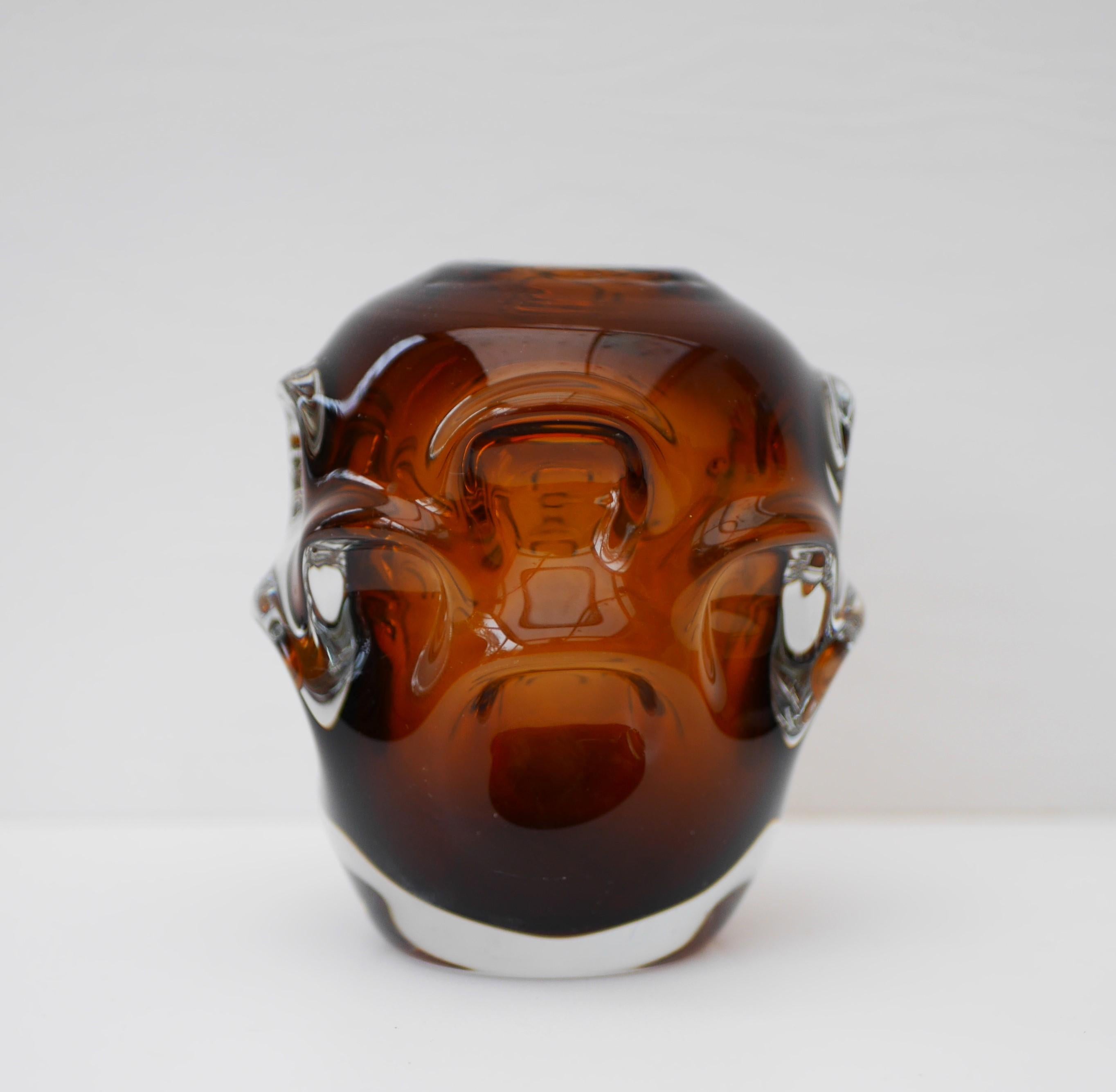 Un superbe vase en verre ambré foncé de Börne Augustsson för Åseda Glassworks, Suède. Non signé, datant des années 1950. Une pièce moderniste étonnante, ce vase en verre est un véritable objet d'appel.

Åseda a été créée le 29 juin 1946 et