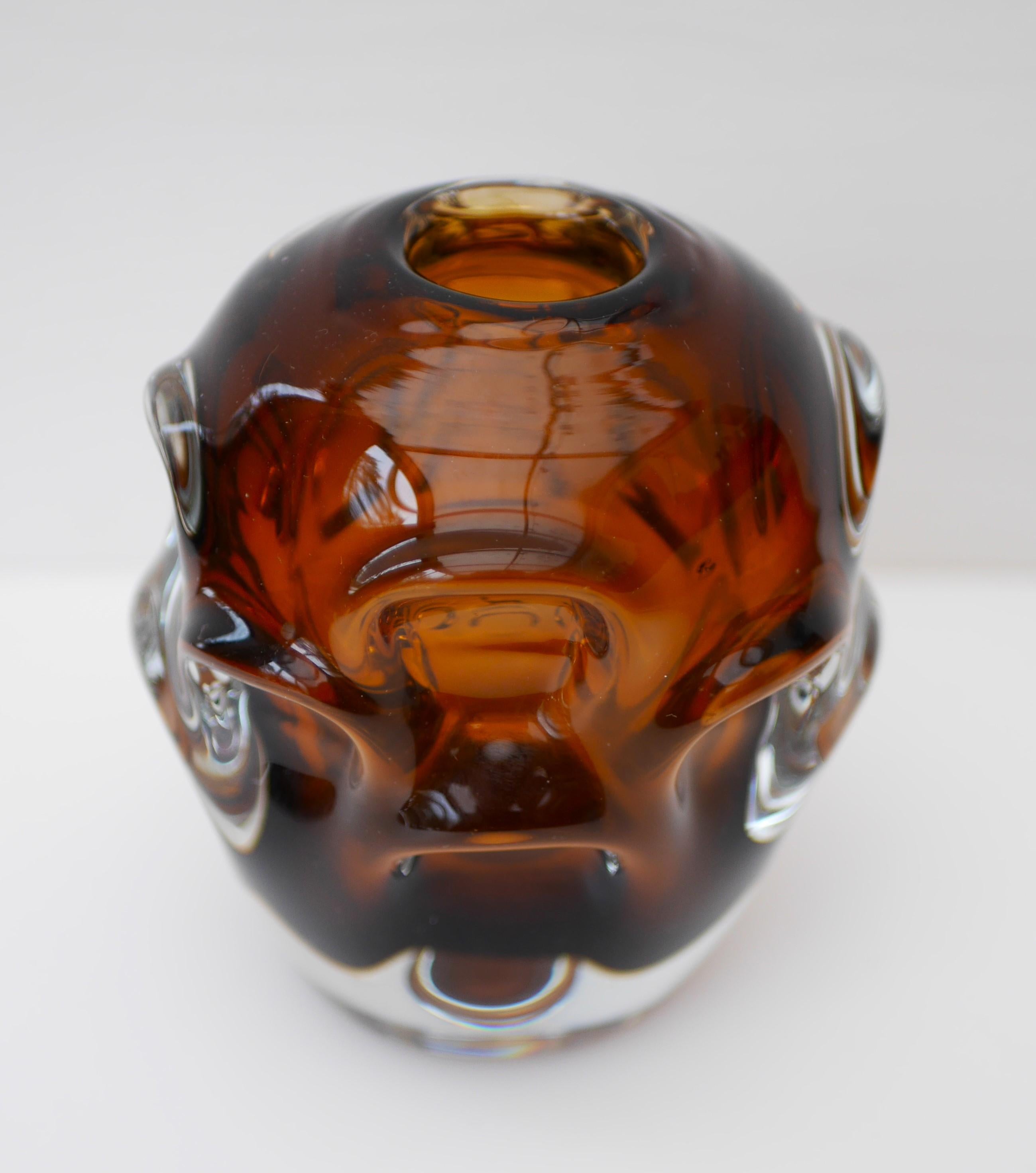 Mid-Century Modern Vase en verre d'art ambre foncé par Börne Augustsson pour Åseda, Suède en vente