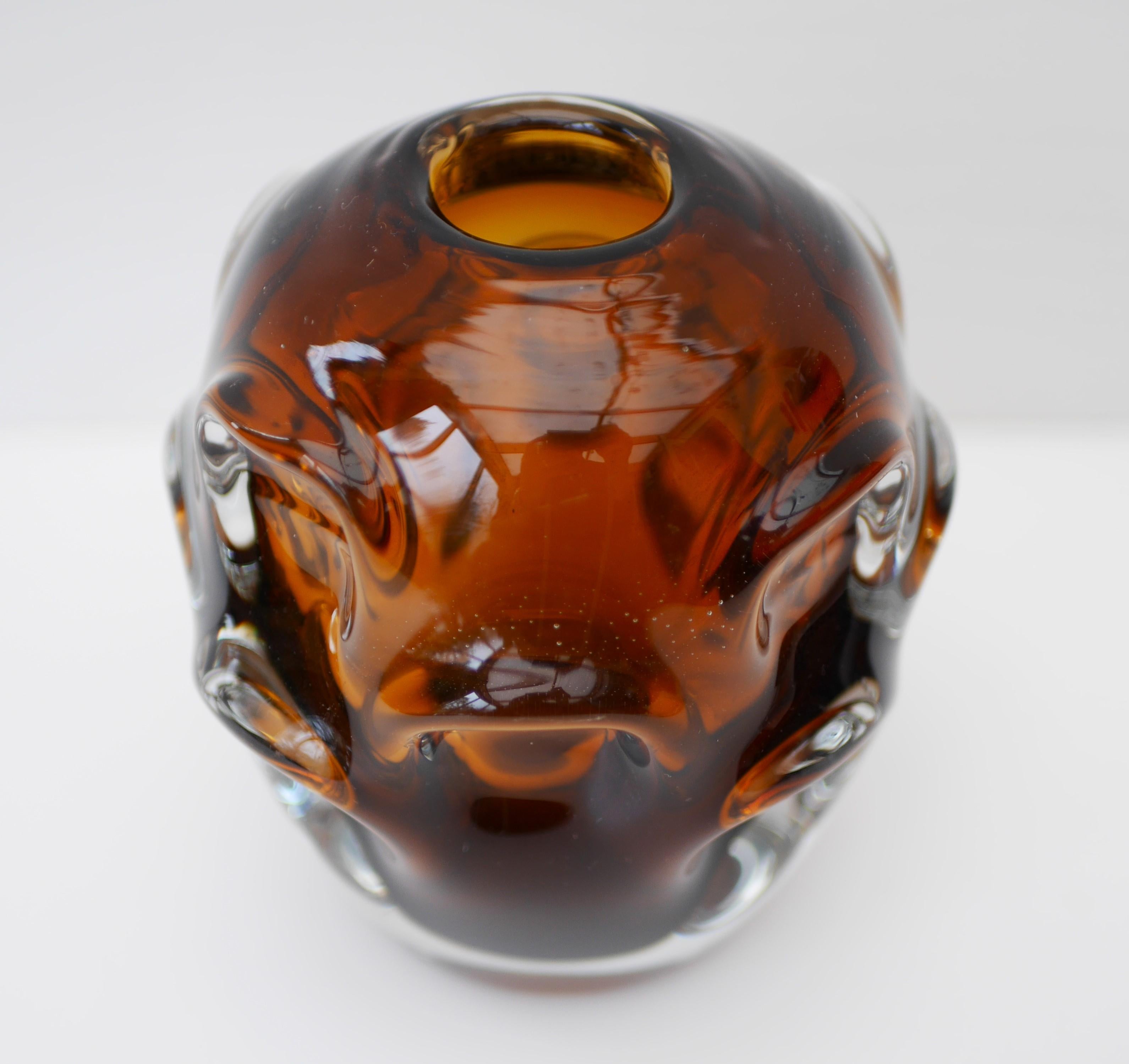 Fait main Vase moderne scandinave en verre d'art ambré foncé par Augustsson pour Åseda, Suède en vente