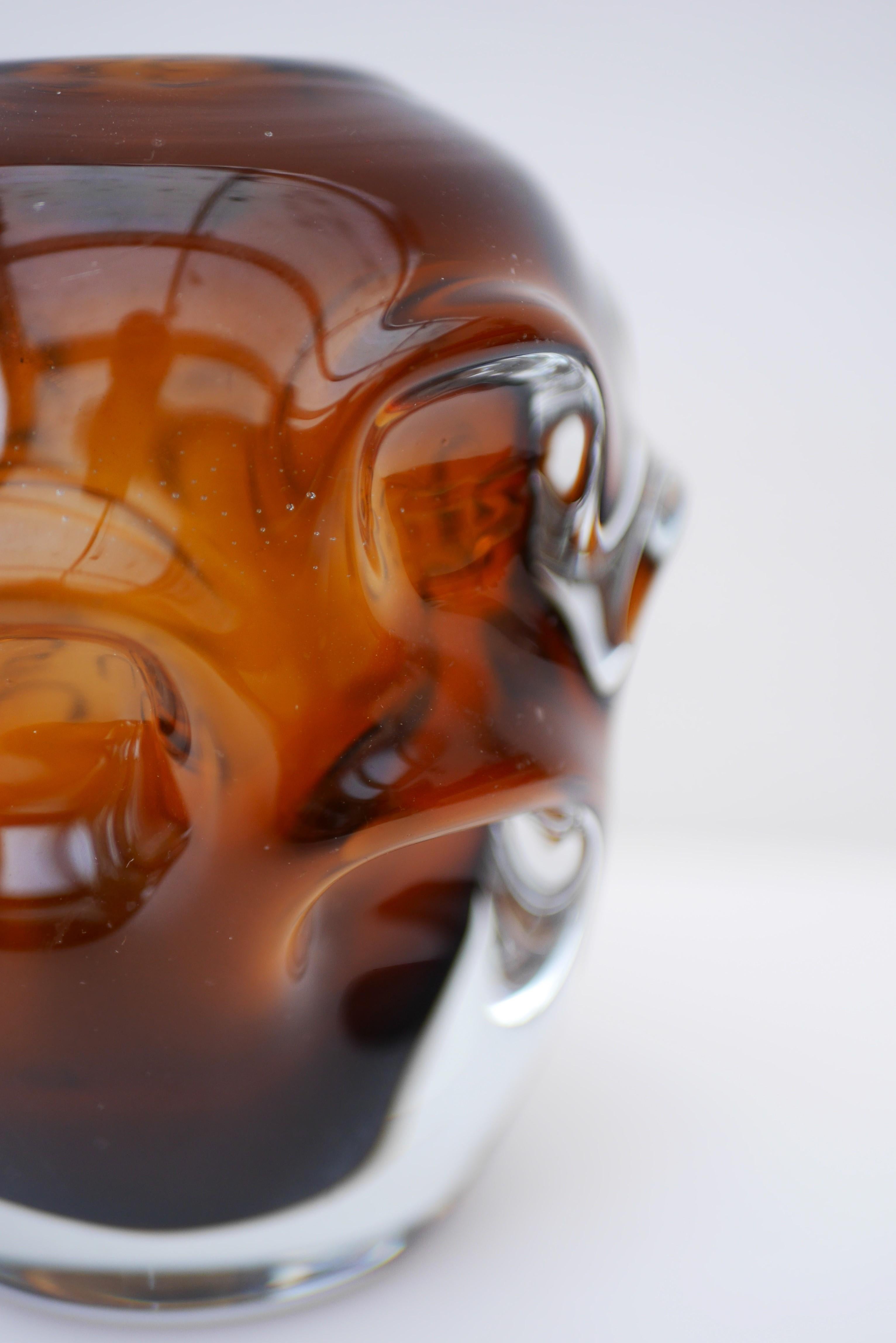 Milieu du XXe siècle Vase en verre d'art ambre foncé par Börne Augustsson pour Åseda, Suède en vente