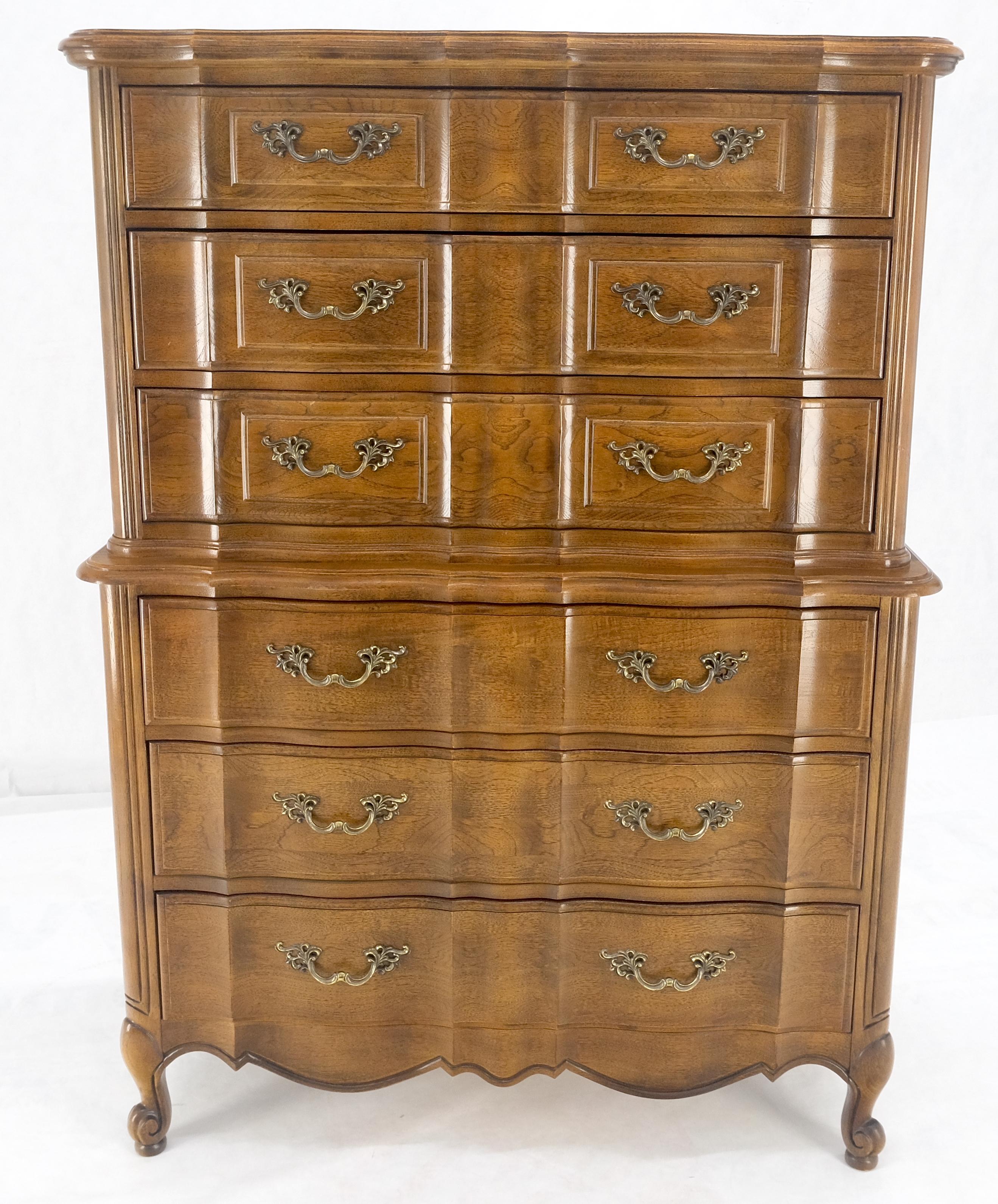 Dark Amber Tone 6 Drawers High Boy French Chest of Drawers by Thomasville MINT! In Good Condition For Sale In Rockaway, NJ