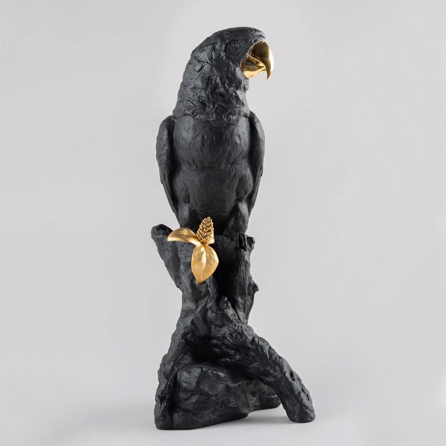 Sculpture Perroquet foncé et or avec toute la structure en 
porcelaine en noir mat et en or brillant.
