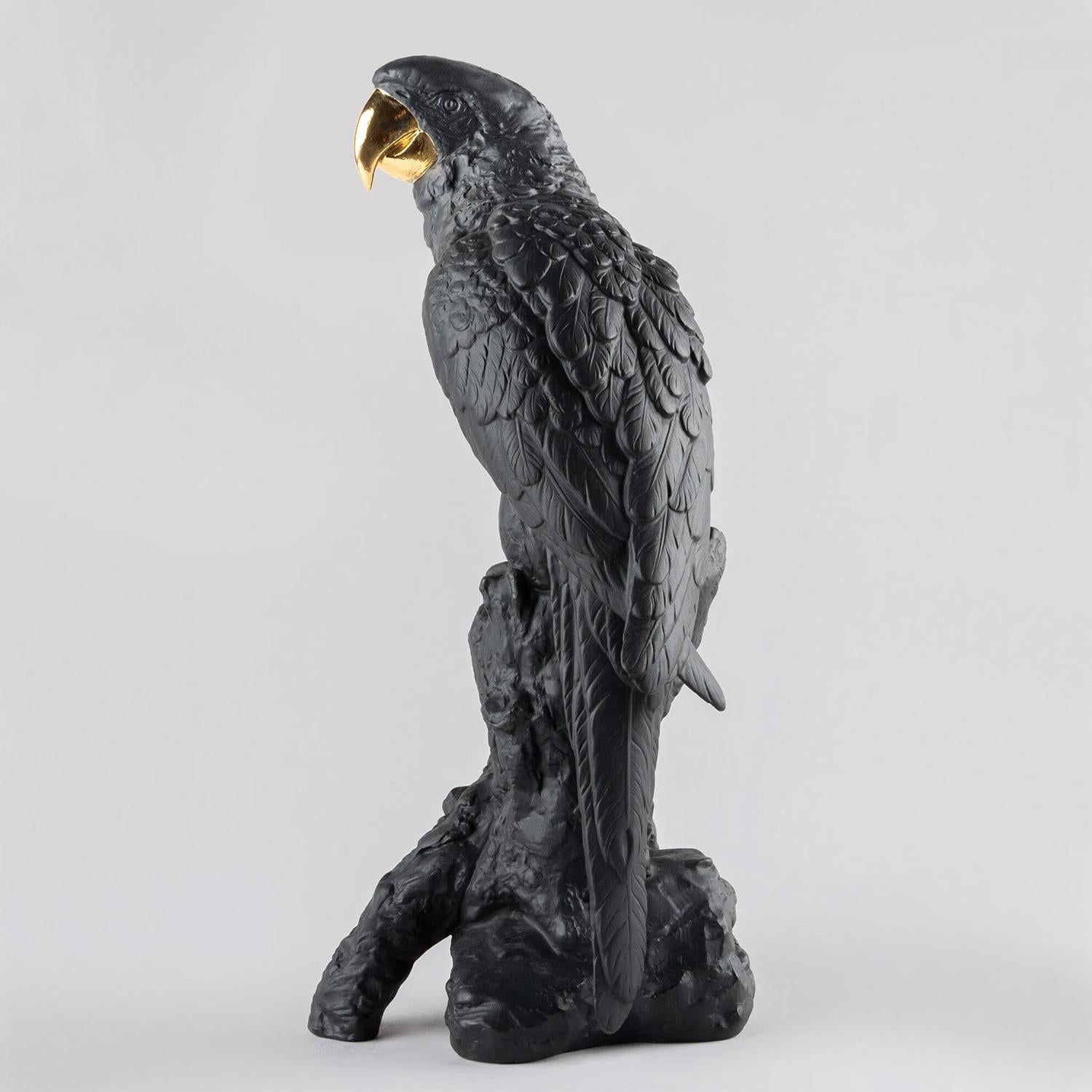 Portugais Sculpture de perroquet foncé et or en vente