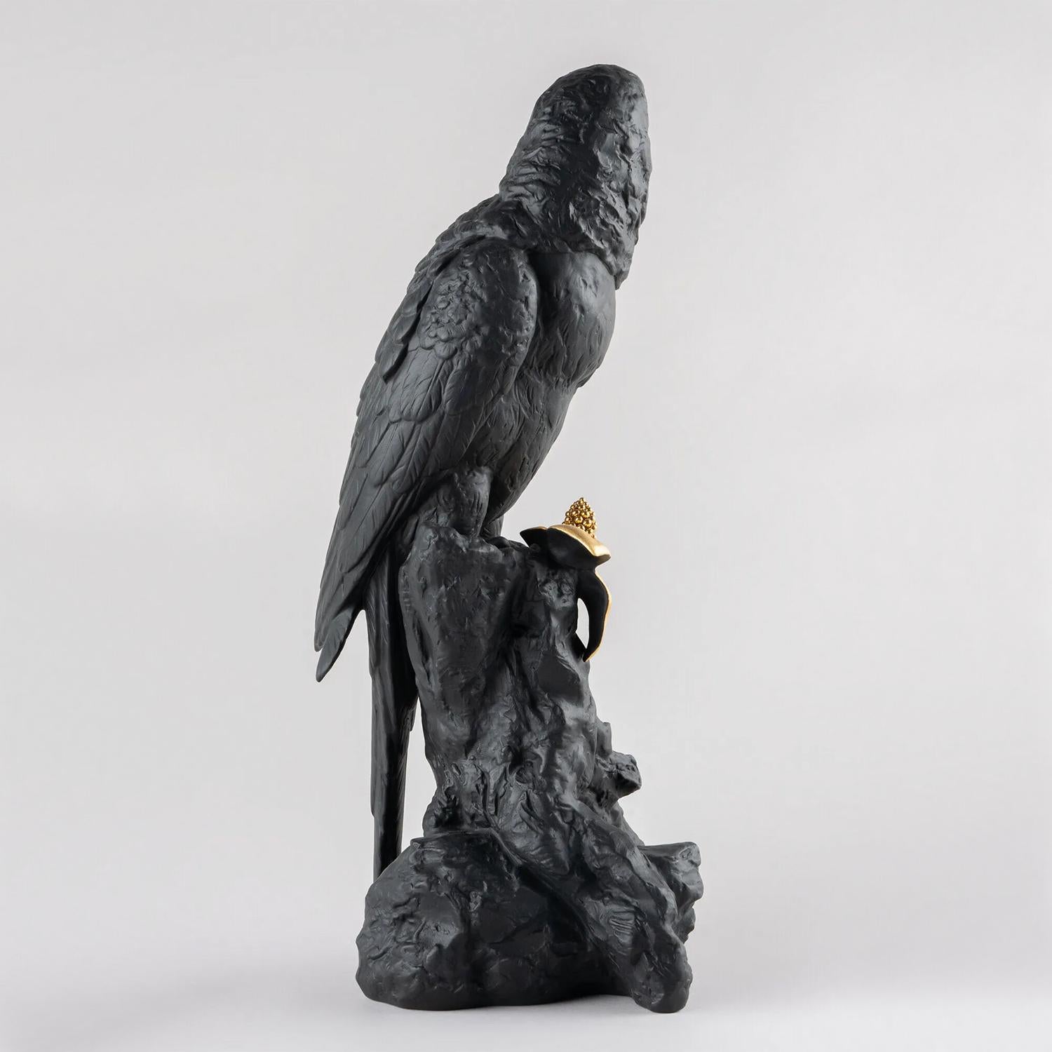 Fatto a mano Scultura di pappagallo in oro e nero in vendita