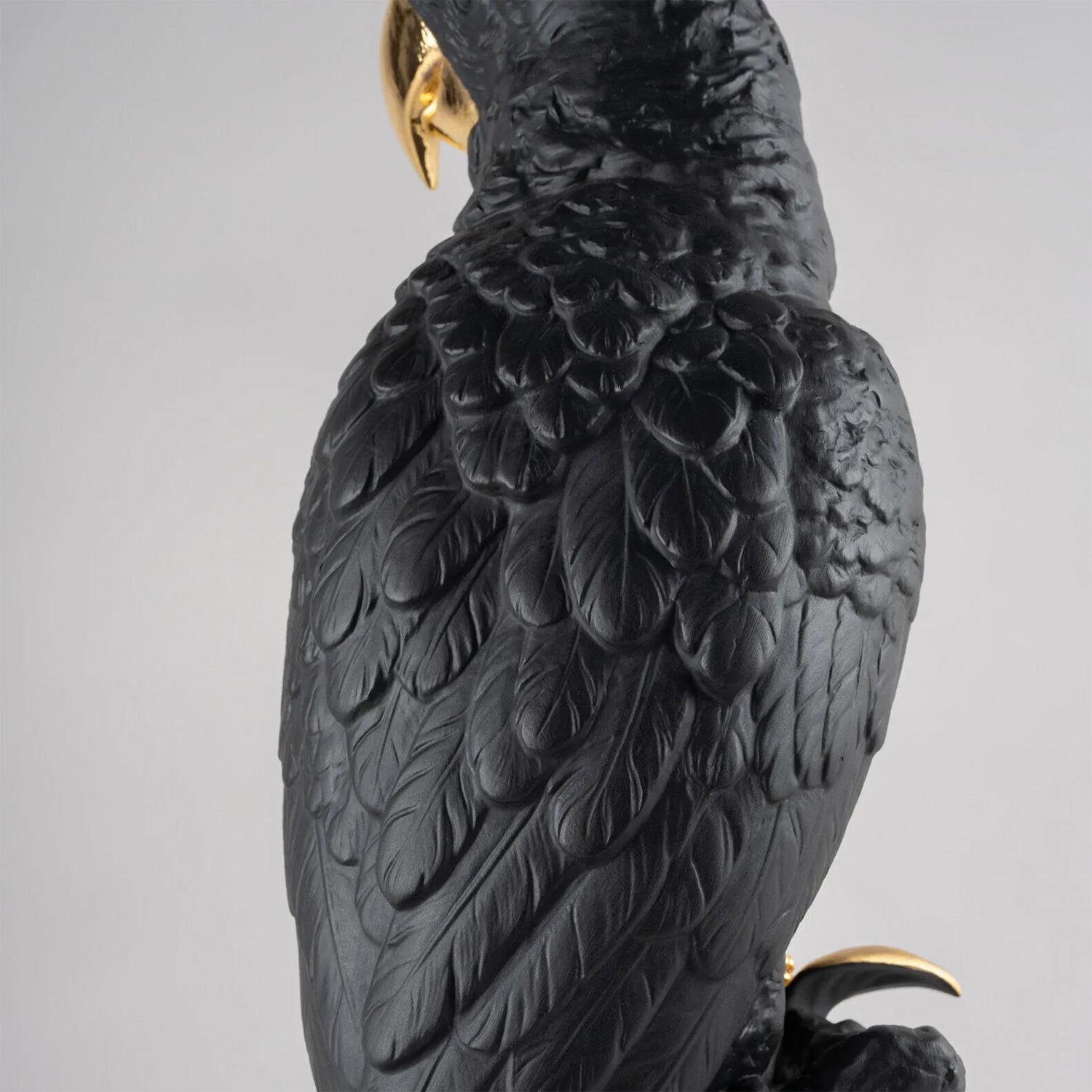 Dark and Gold Parrot Sculpture In New Condition For Sale In Paris, FR