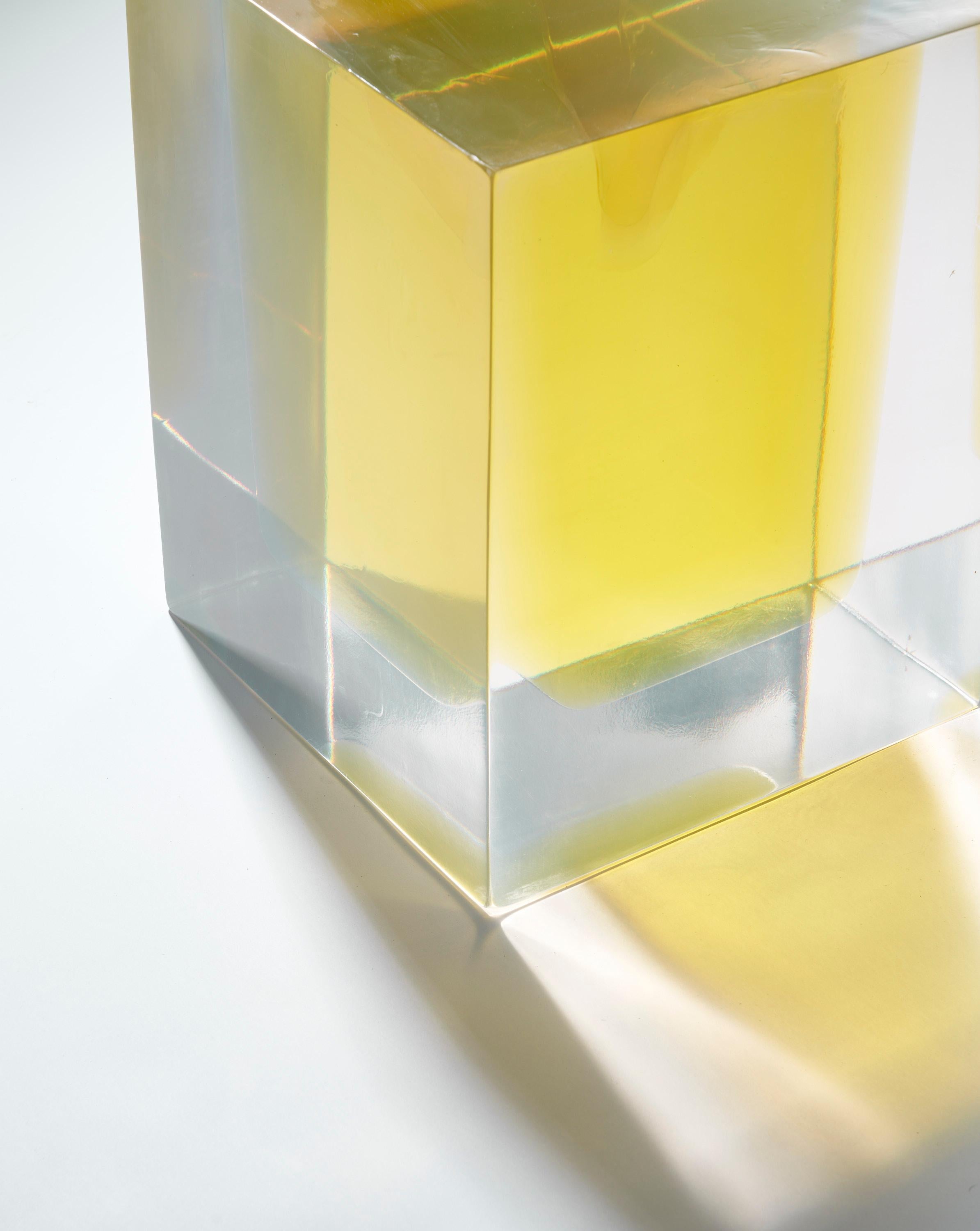 Numéro d'article : TA-026

Intégrant des résines claires et colorées avec une simplicité étonnante, la table Dark and Stormy capte et projette la lumière dans l'espace environnant, créant des 