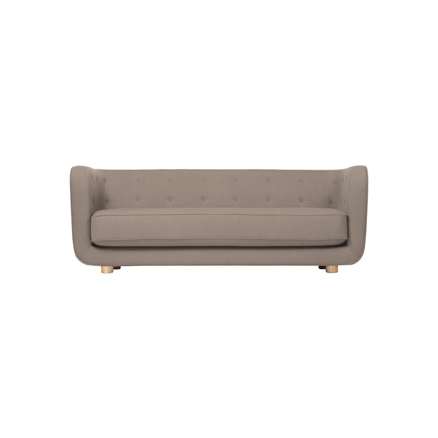 Beige foncé et chêne naturel Raf Simons Vidar 3 Vilhelm Sofa de Lassen
Dimensions : L 217 x P 88 x H 80 cm 
Matériaux : Textile, Chêne.

Vilhelm est un magnifique canapé trois places rembourré, conçu par Flemming Lassen en 1935. Un canapé doit être