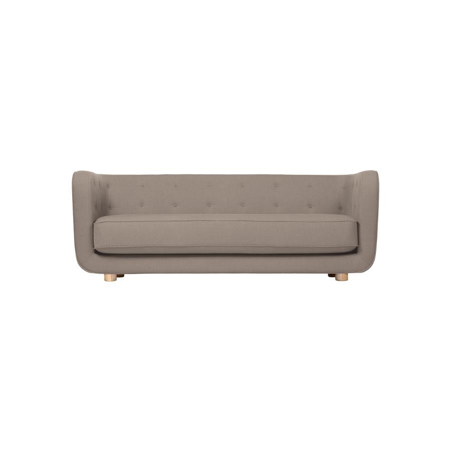 Dunkelbeige und Eiche natur Raf Simons Vidar 3 Vilhelm Sofa by Lassen
Abmessungen: B 217 x T 88 x H 80 cm 
MATERIALIEN: Textil, Eiche.

Vilhelm ist ein schönes gepolstertes Dreisitzer-Sofa, das 1935 von Flemming Lassen entworfen wurde. Ein Sofa muss