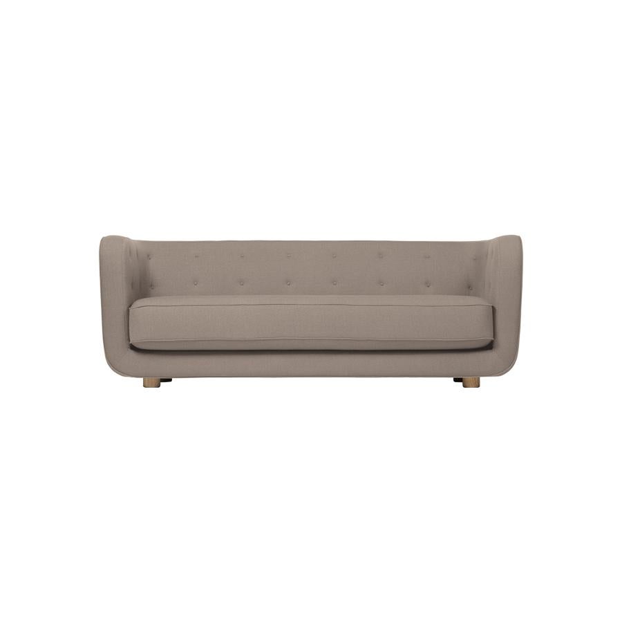 Sofá Raf Simons Vidar 3 Vilhelm beige oscuro y roble ahumado by Lassen
Dimensiones: Anchura 217 x Profundidad 88 x Altura 80 cm 
Materiales: Textil, Roble.

Vilhelm es un hermoso sofá acolchado de tres plazas diseñado por Flemming Lassen en