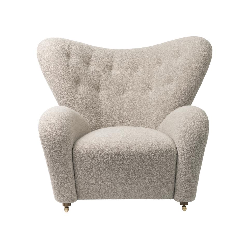 Dark beige Sahco zero the tired man lounge chair by Lassen
Dimensions: W 102 x D 87 x H 88 cm 
Materials: Sheepskin

Flemming Lassen designed the overstuffed easy chair, The Tired Man, for The Copenhagen Cabinetmakers’ Guild Competition in 1935.