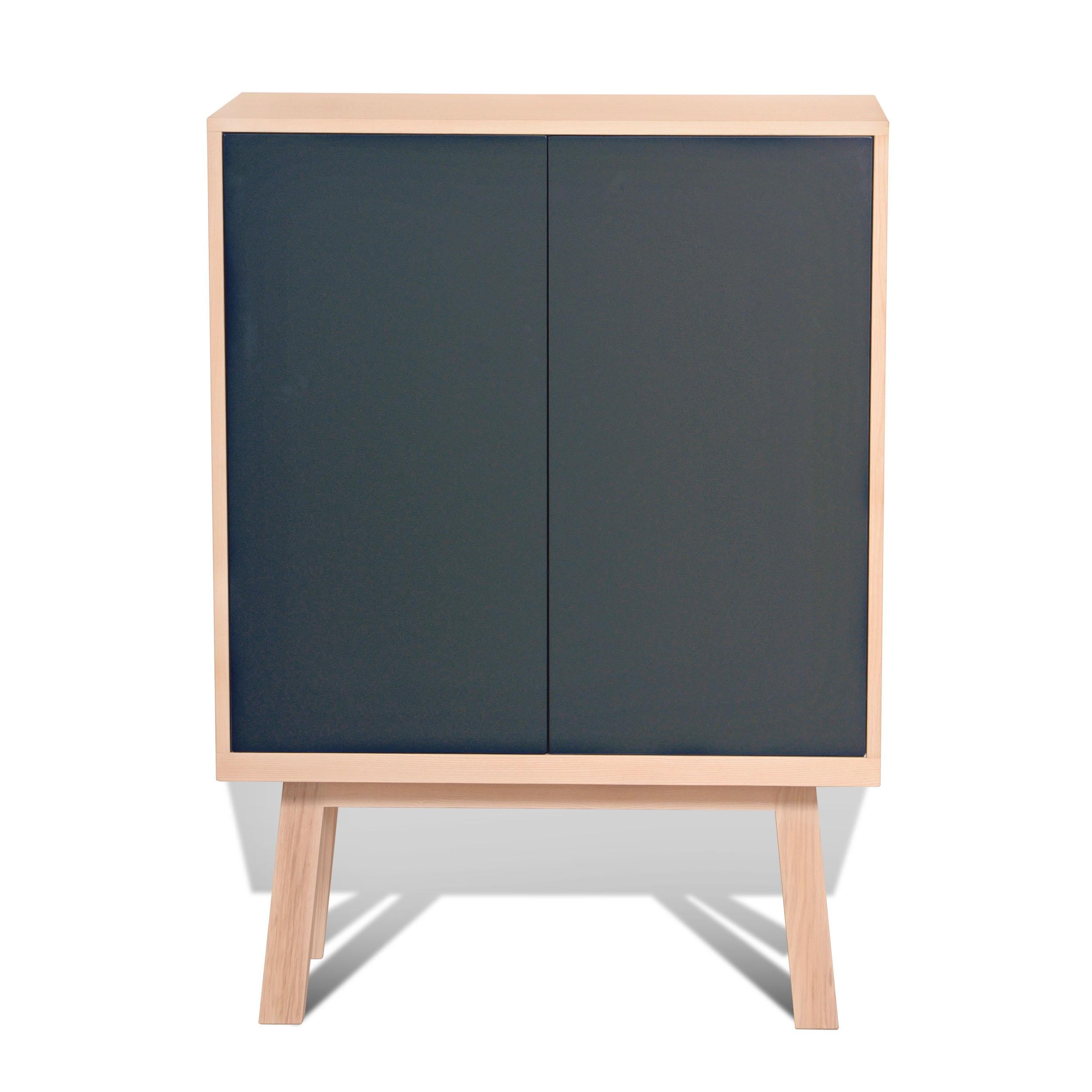 Armario artesanal francés azul oscuro de 2 puertas, diseño escandinavo de Eric Gizard Escandinavo moderno en venta