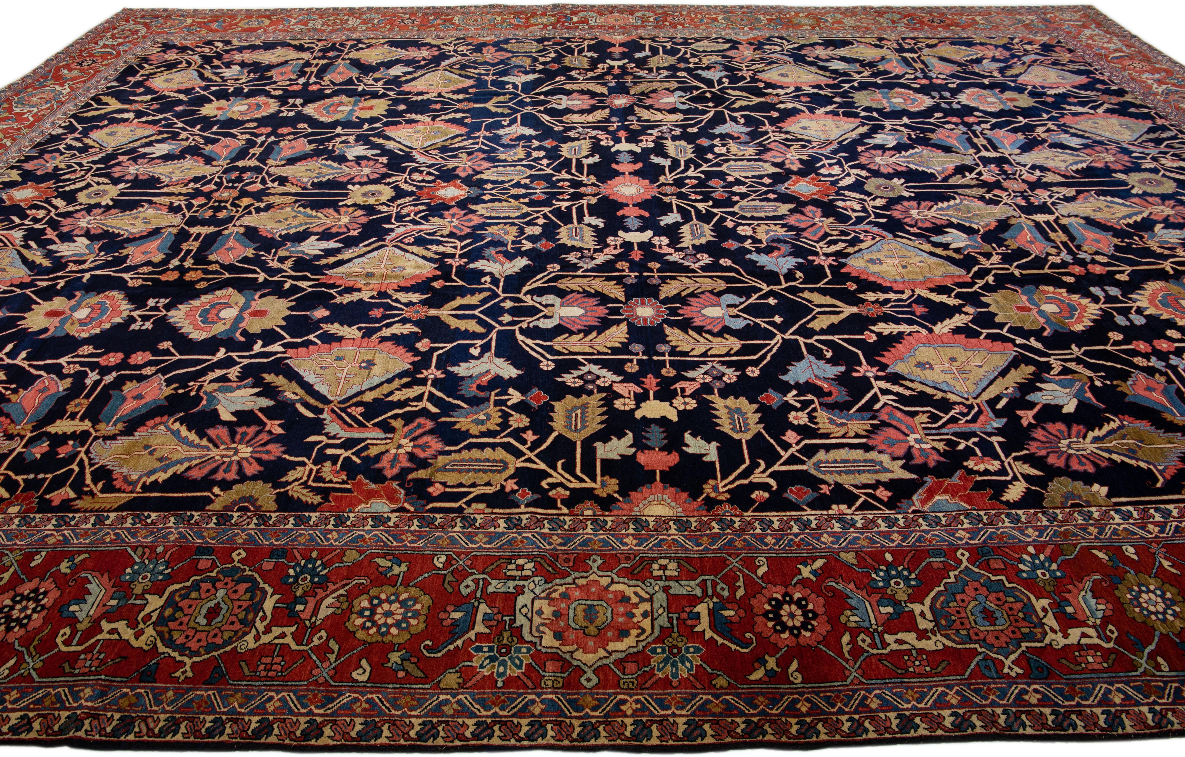 Tapis persan ancien Serapi en laine bleu foncé à motifs intégraux, fait à la main Bon état - En vente à Norwalk, CT