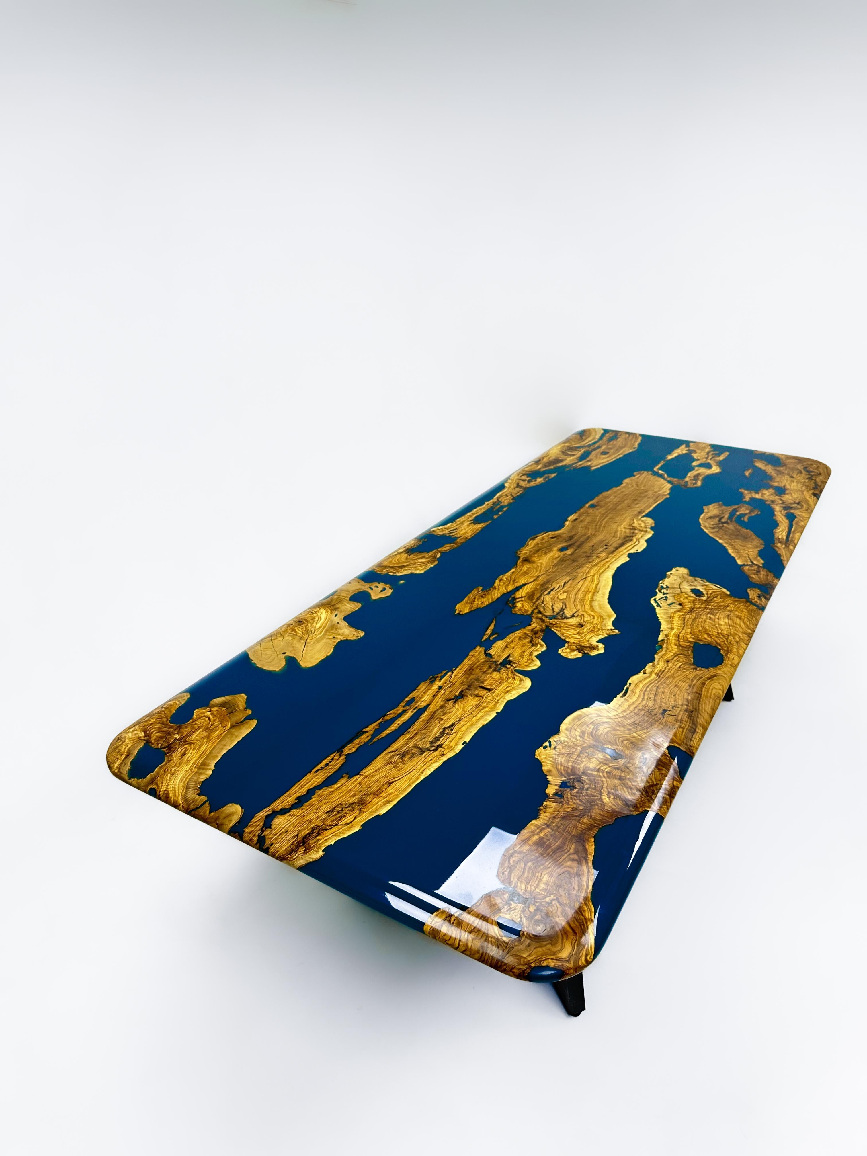 Scandinavo moderno Tavolo da pranzo blu scuro - Tavolo in resina epossidica Wood Blue - Tavolo in resina River Oliver in vendita