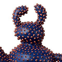 Scultura di coniglio a puntini blu scuro, Ahryun Lee